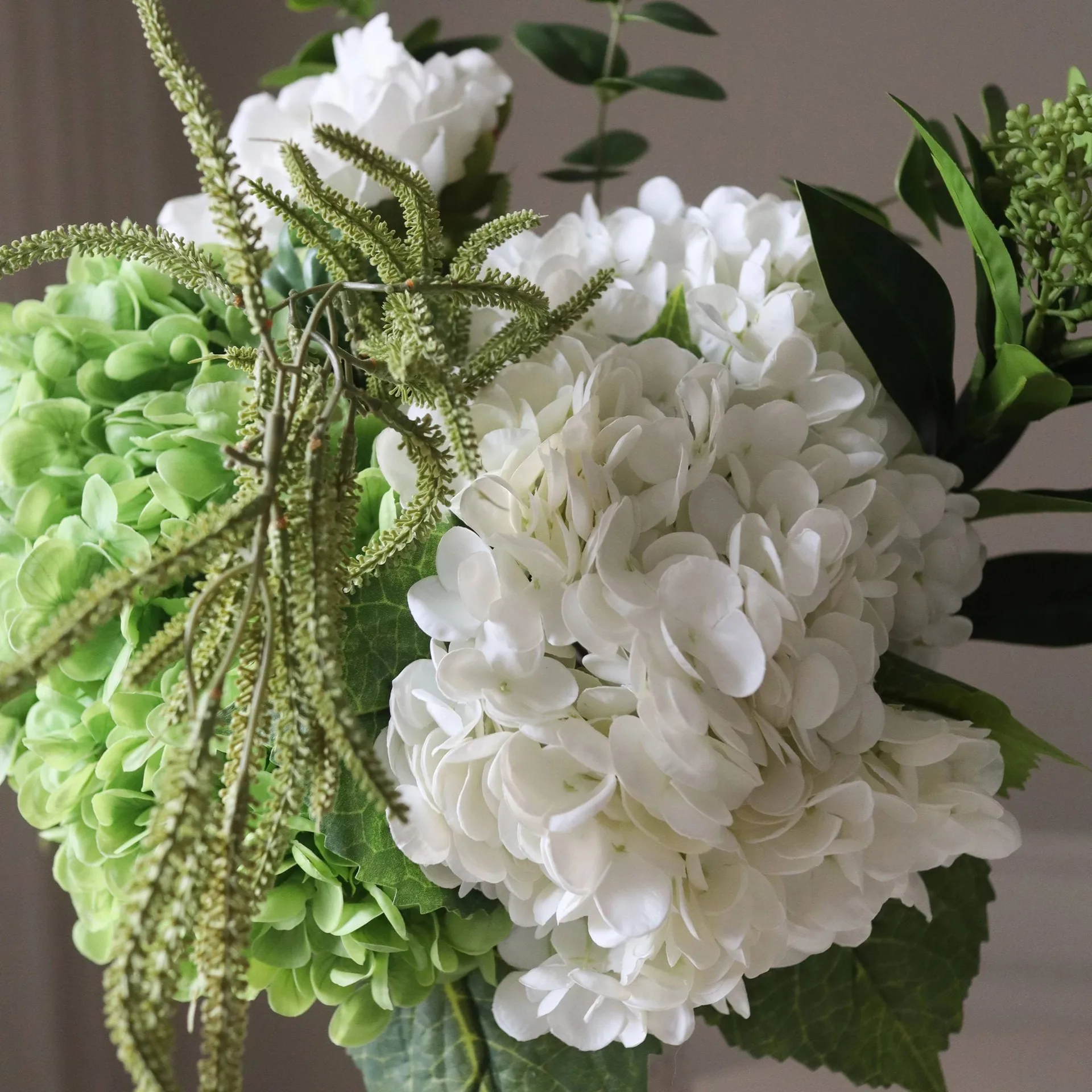 Smashed Avocado bouquet artificiale, Ortensia-peonia-amaranto-bacche di skimmia-eucalipto 12 pz Botané