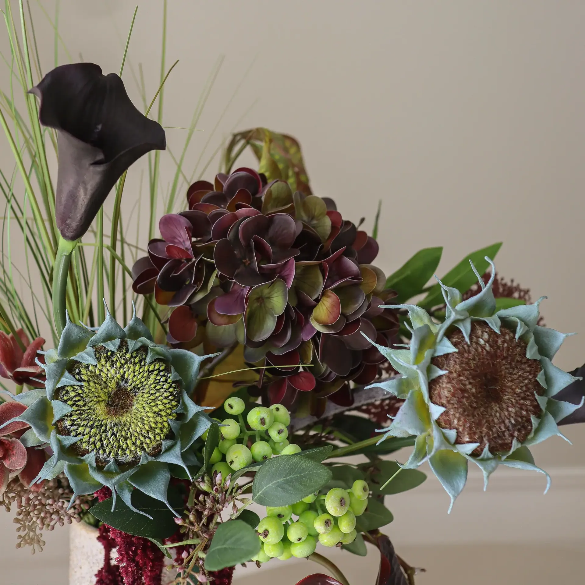 Woodland Nocturne bouquet artificiale, Calla–anthurium–ortensia–girasole autunnale, 112 cm, 14 pz Botané