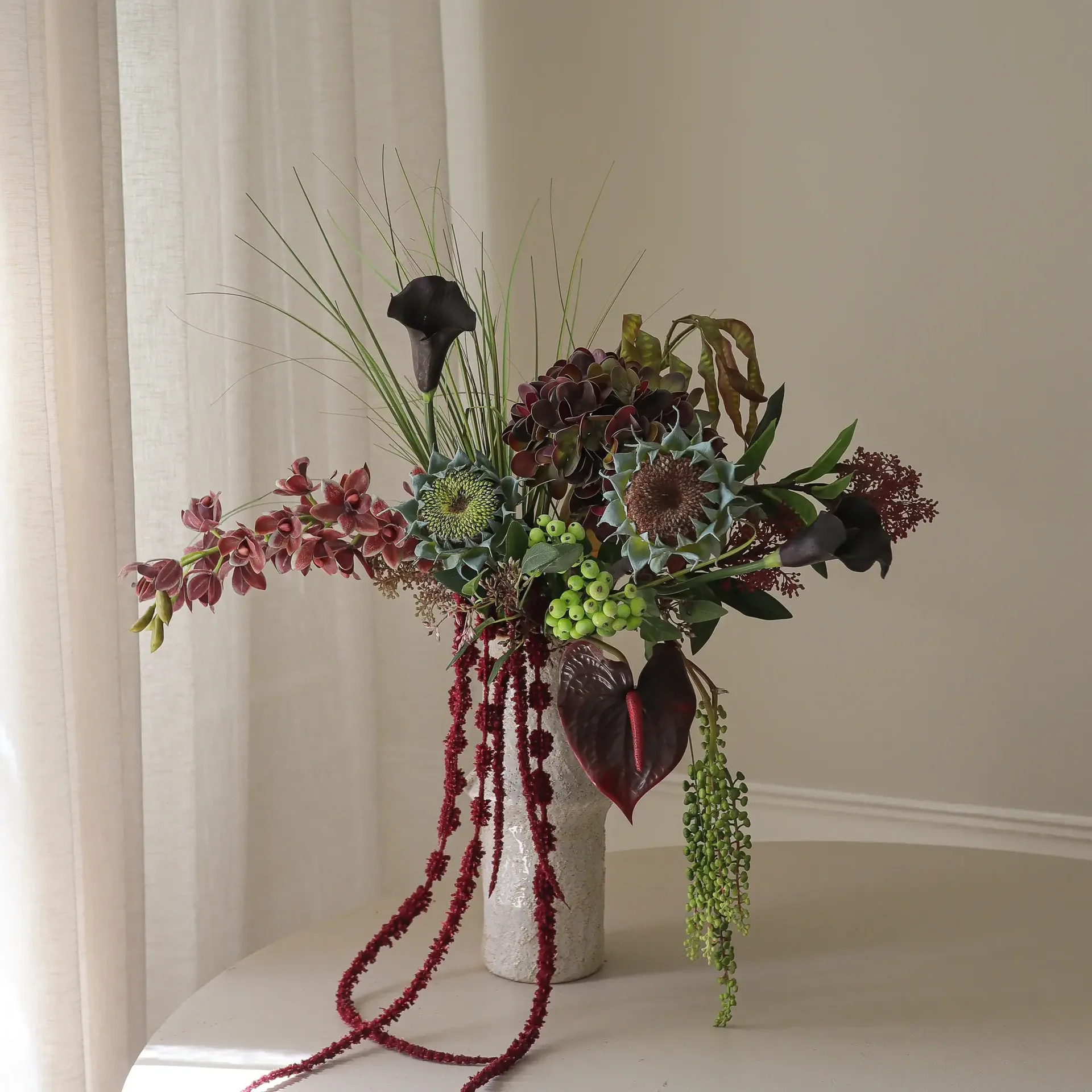 Woodland Nocturne bouquet artificiale, Calla–anthurium–ortensia–girasole autunnale, 112 cm, 14 pz Botané