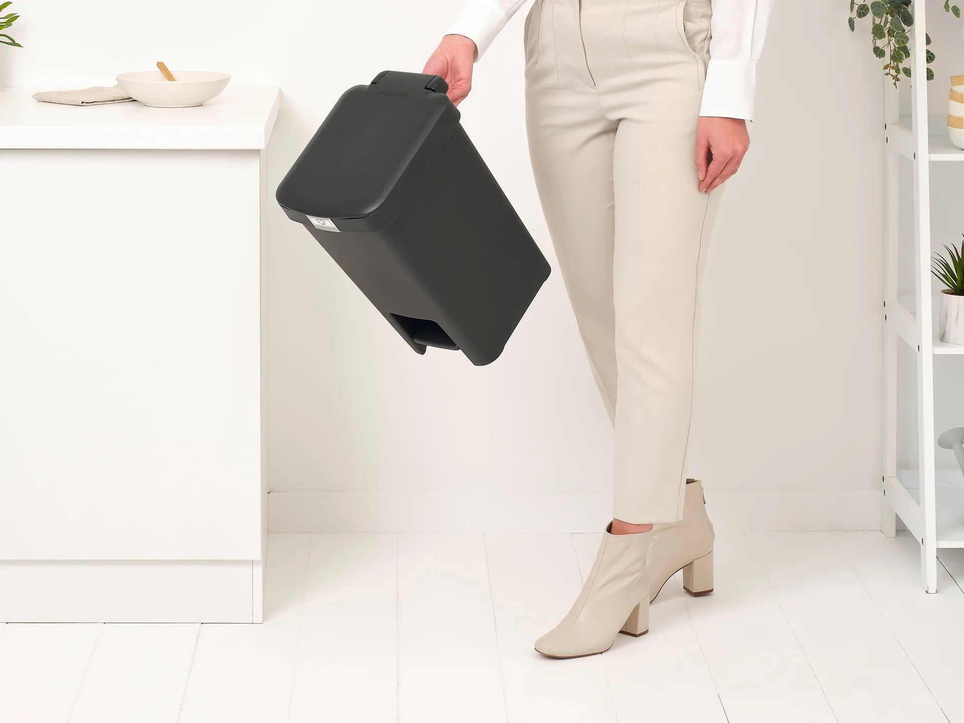 Cestino a pedale StepUp 16 L, Grigio scuro Brabantia