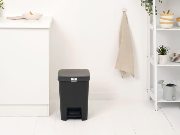 Cestino a pedale StepUp 25 L, Grigio scuro Brabantia