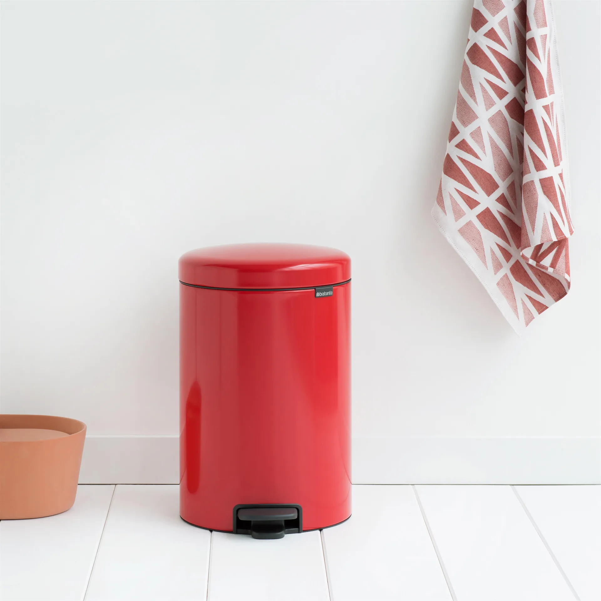 Pattumiera a pedale New Icon da 20 litri, passion red Brabantia