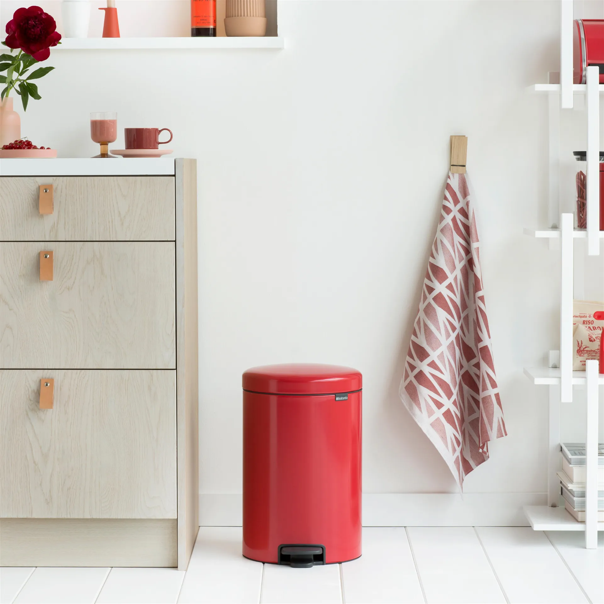 Pattumiera a pedale New Icon da 20 litri, passion red Brabantia