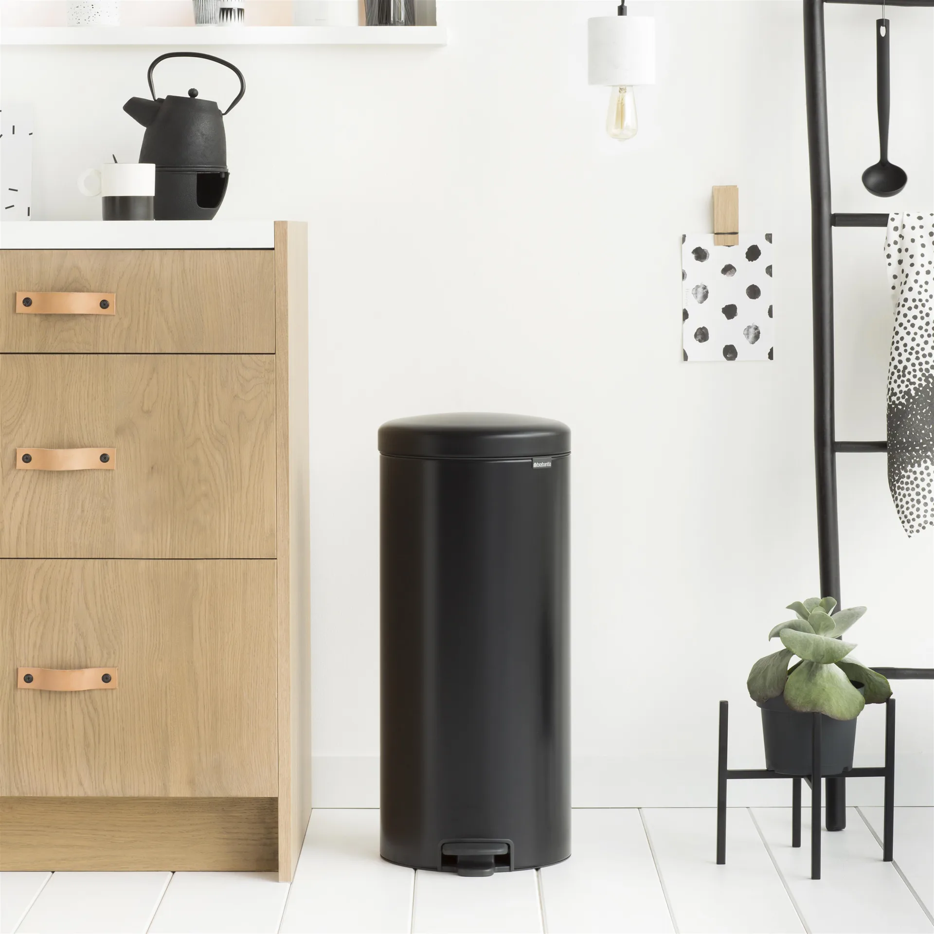 Pattumiera a pedale New Icon da 30 litri, matte black (nero) Brabantia