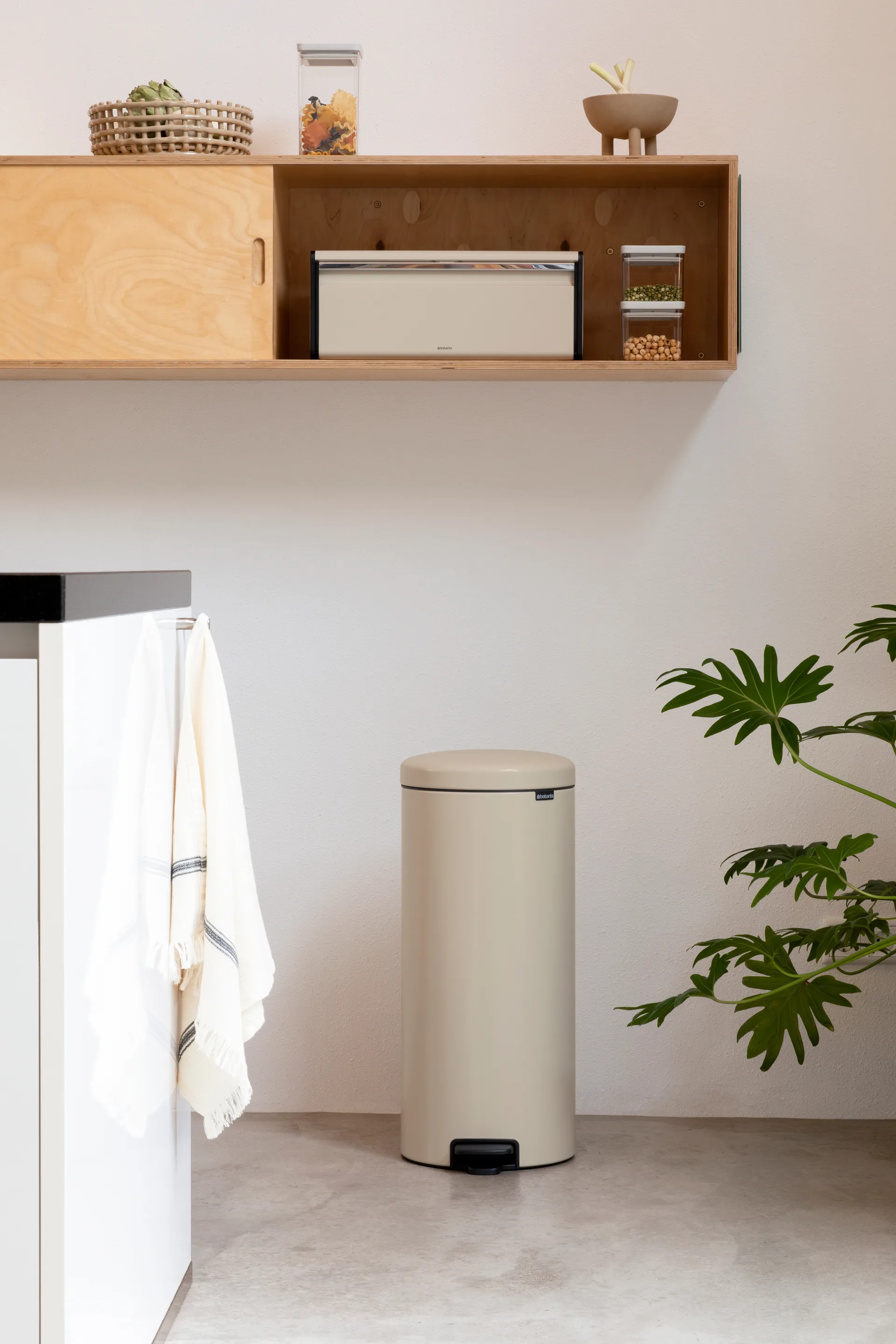 Pattumiera a pedale New Icon da 30 litri, Soft beige Brabantia