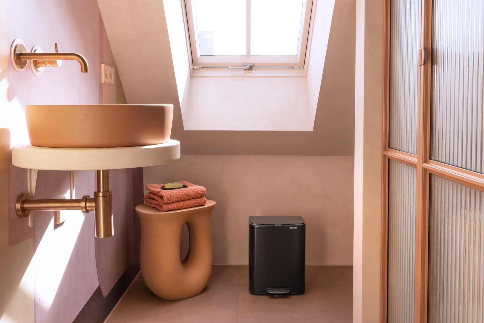 Pattumiera con pedale Bo 12 L, Nero opaco Brabantia