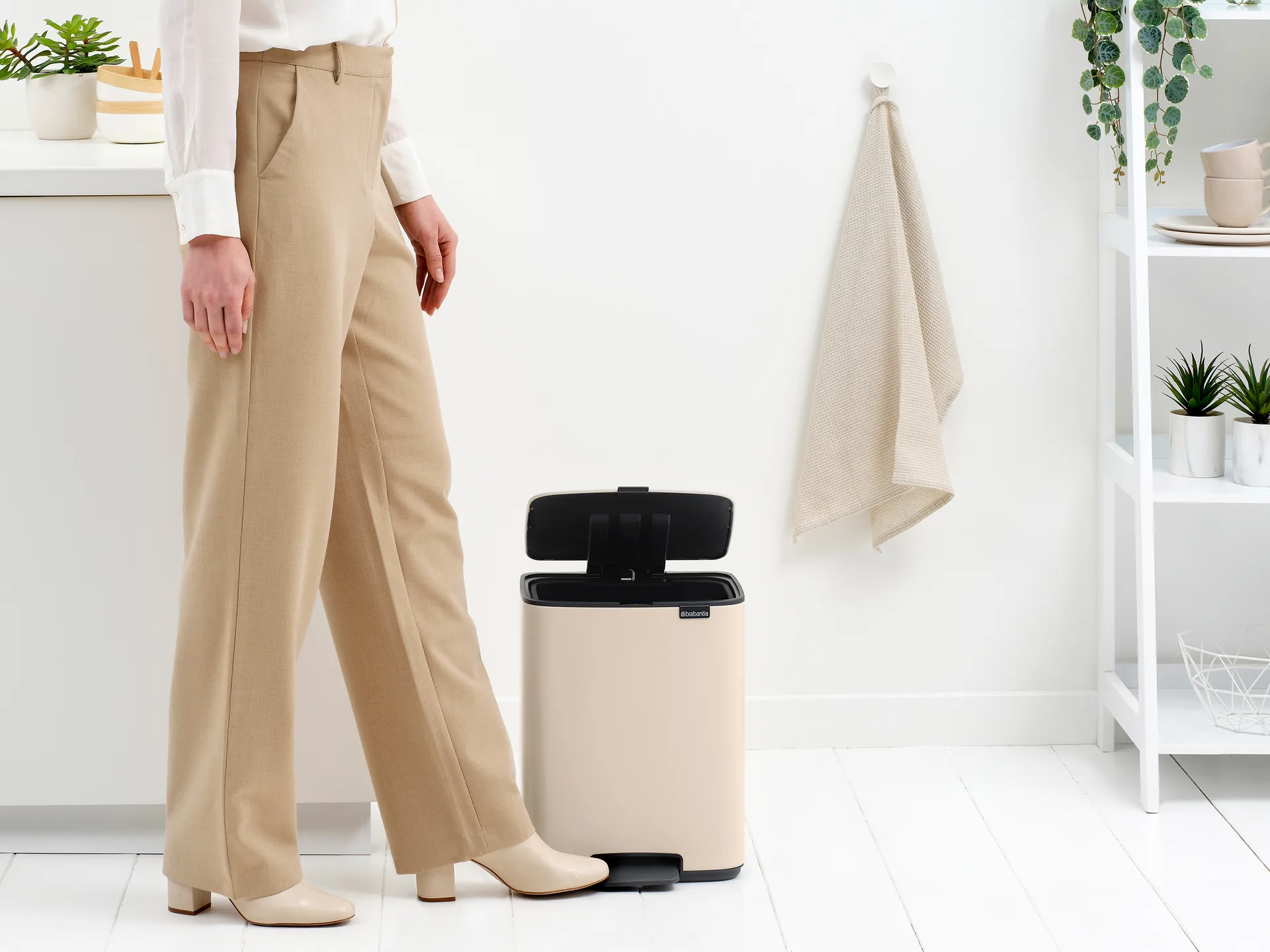 Pattumiera con pedale Bo 12 L, Soft Beige Brabantia