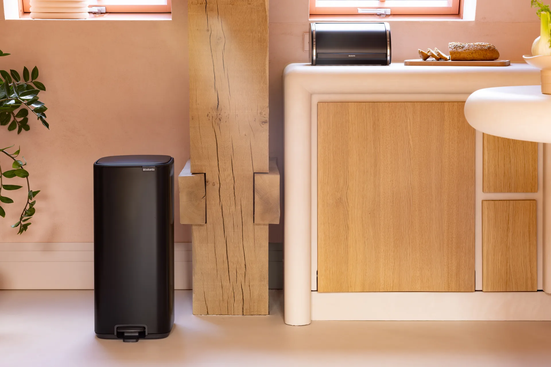 Pattumiera con pedale Bo 30 L, Nero opaco Brabantia