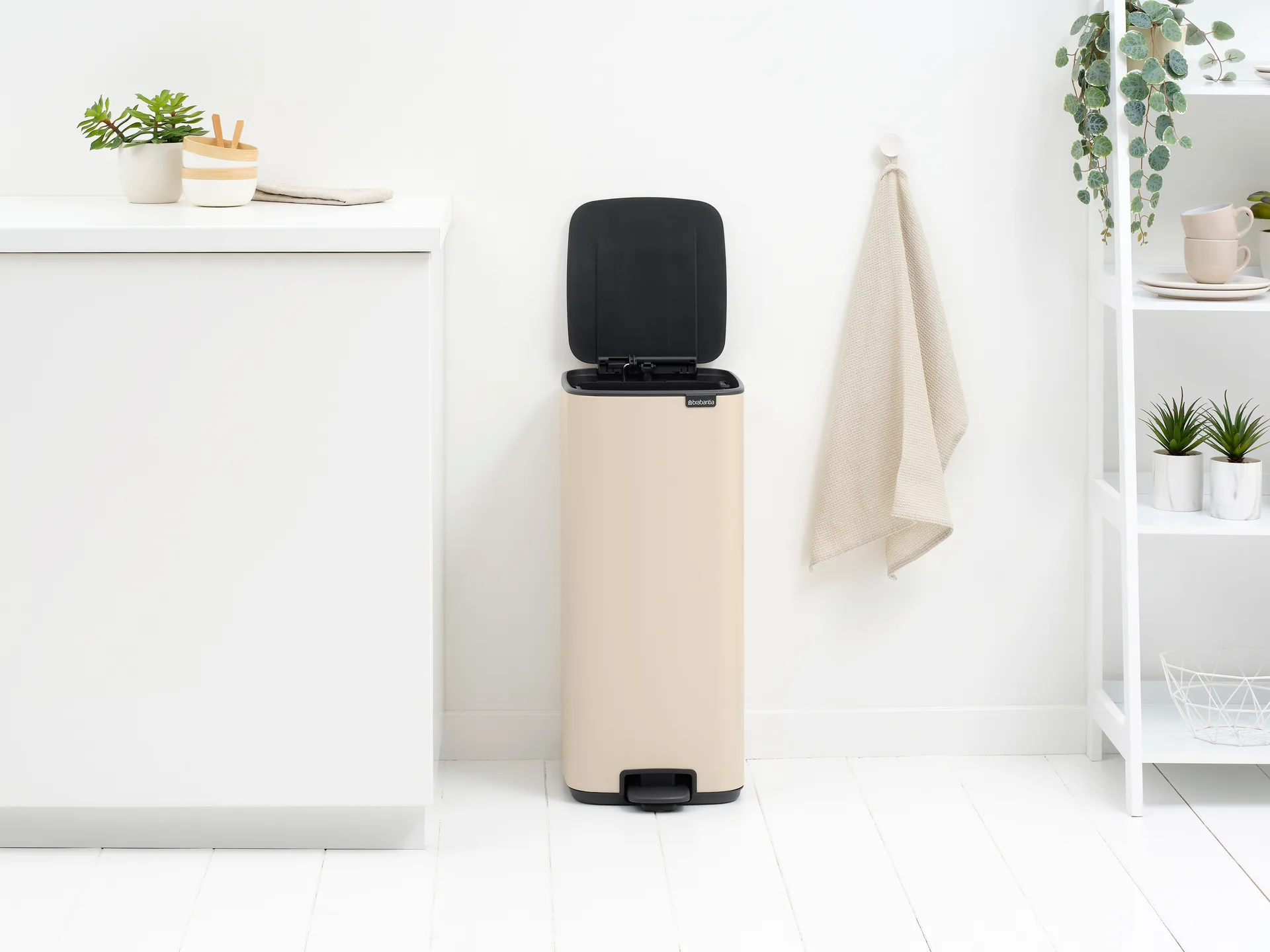 Pattumiera con pedale Bo 30 L, Soft Beige Brabantia