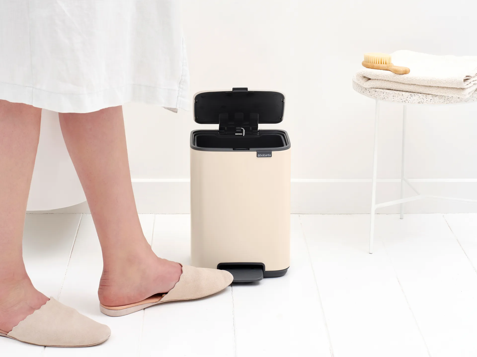 Pattumiera con pedale Bo 4 L, Soft Beige Brabantia
