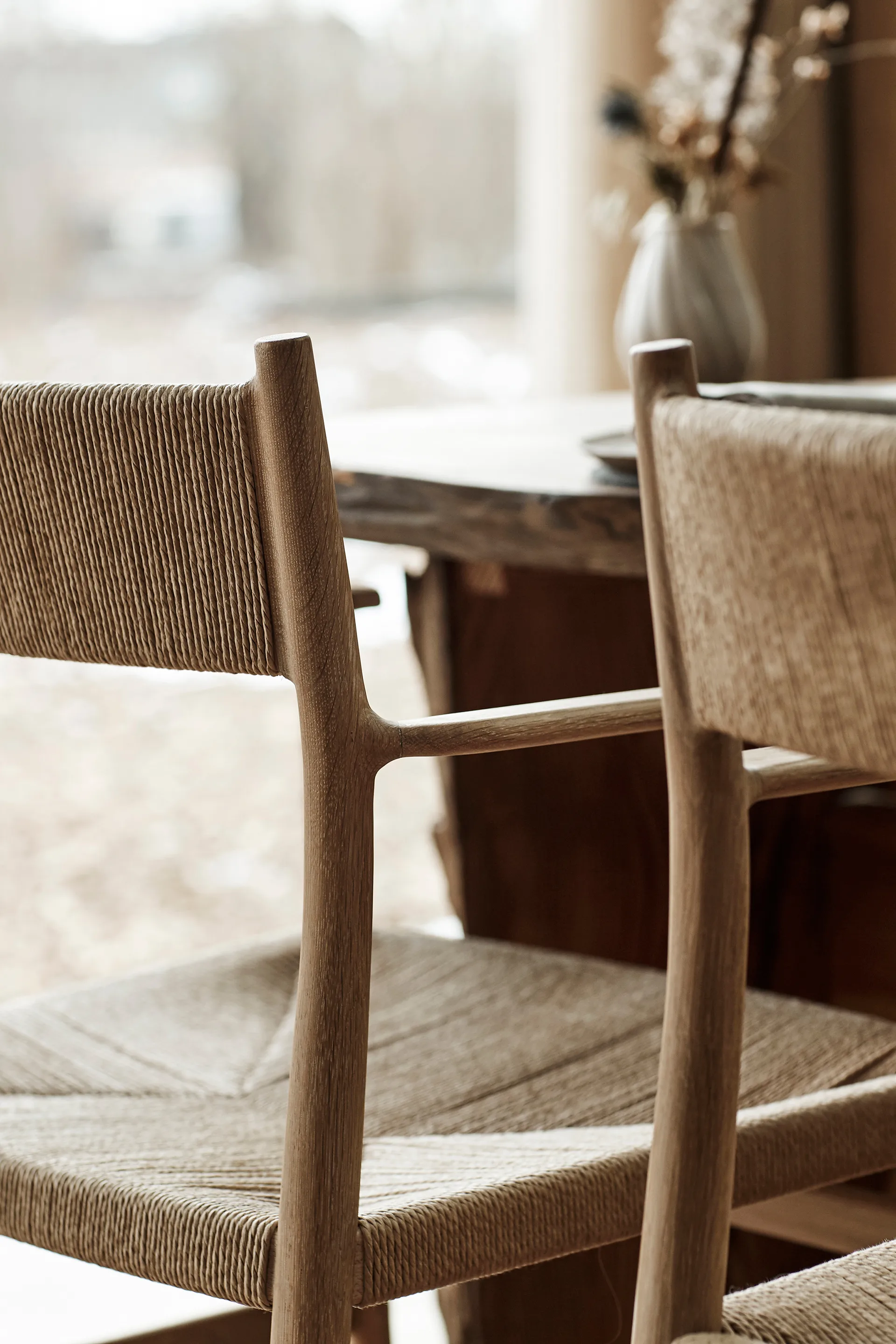 Sedia con braccioli Arv con schienale e seduta intessuti, Rovere oliato e affumicato, corda in carta Brdr. Krüger