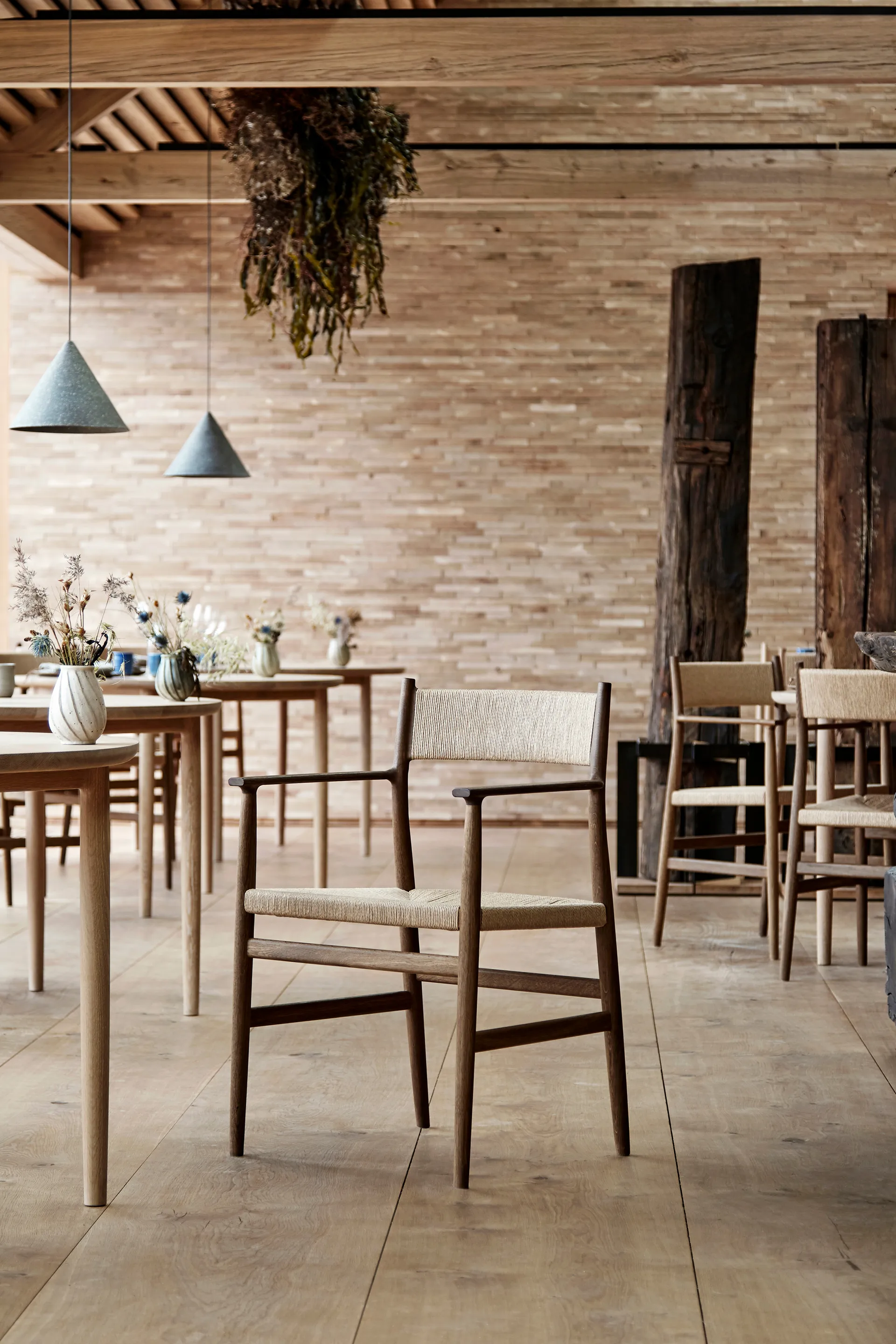 Sedia con braccioli Arv con schienale e seduta intessuti, Rovere oliato e affumicato, corda in carta Brdr. Krüger