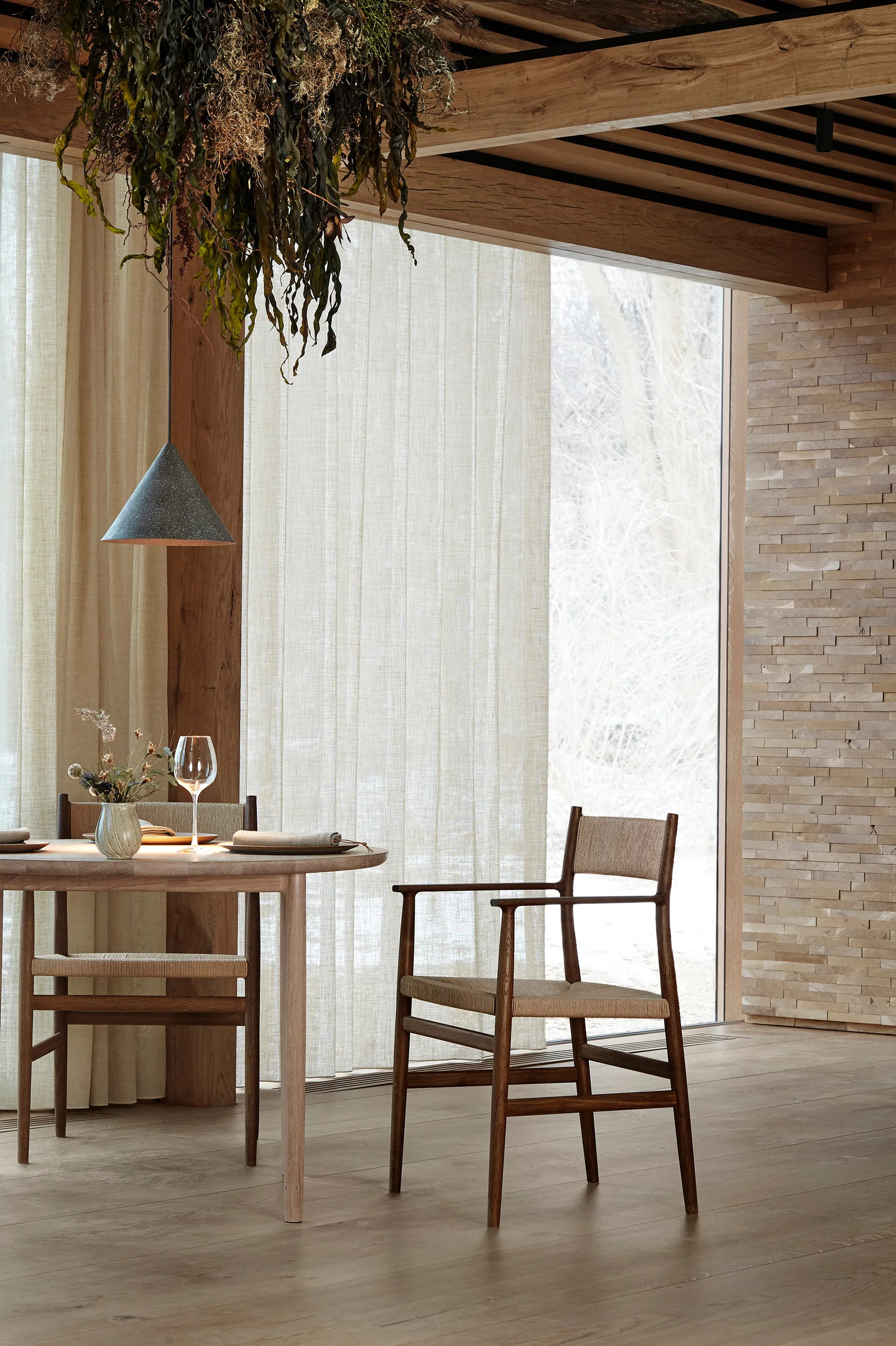 Sedia con braccioli Arv con schienale e seduta intessuti, Rovere oliato e affumicato, corda in carta Brdr. Krüger