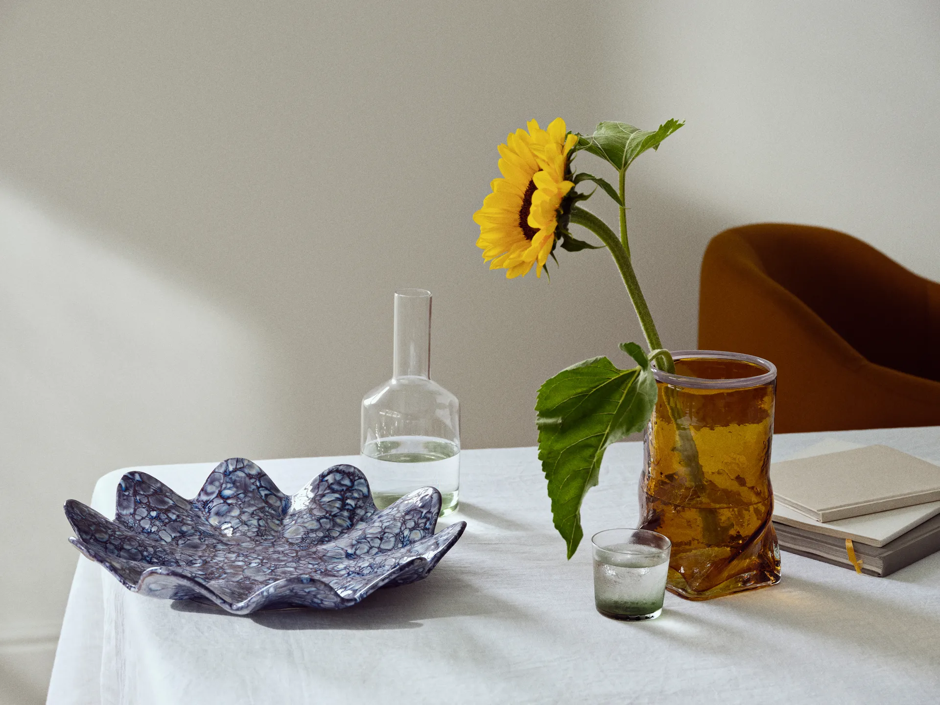 Piatto decorativo Lilja, Ø 38 , Blu intenso, bianco Broste Copenhagen