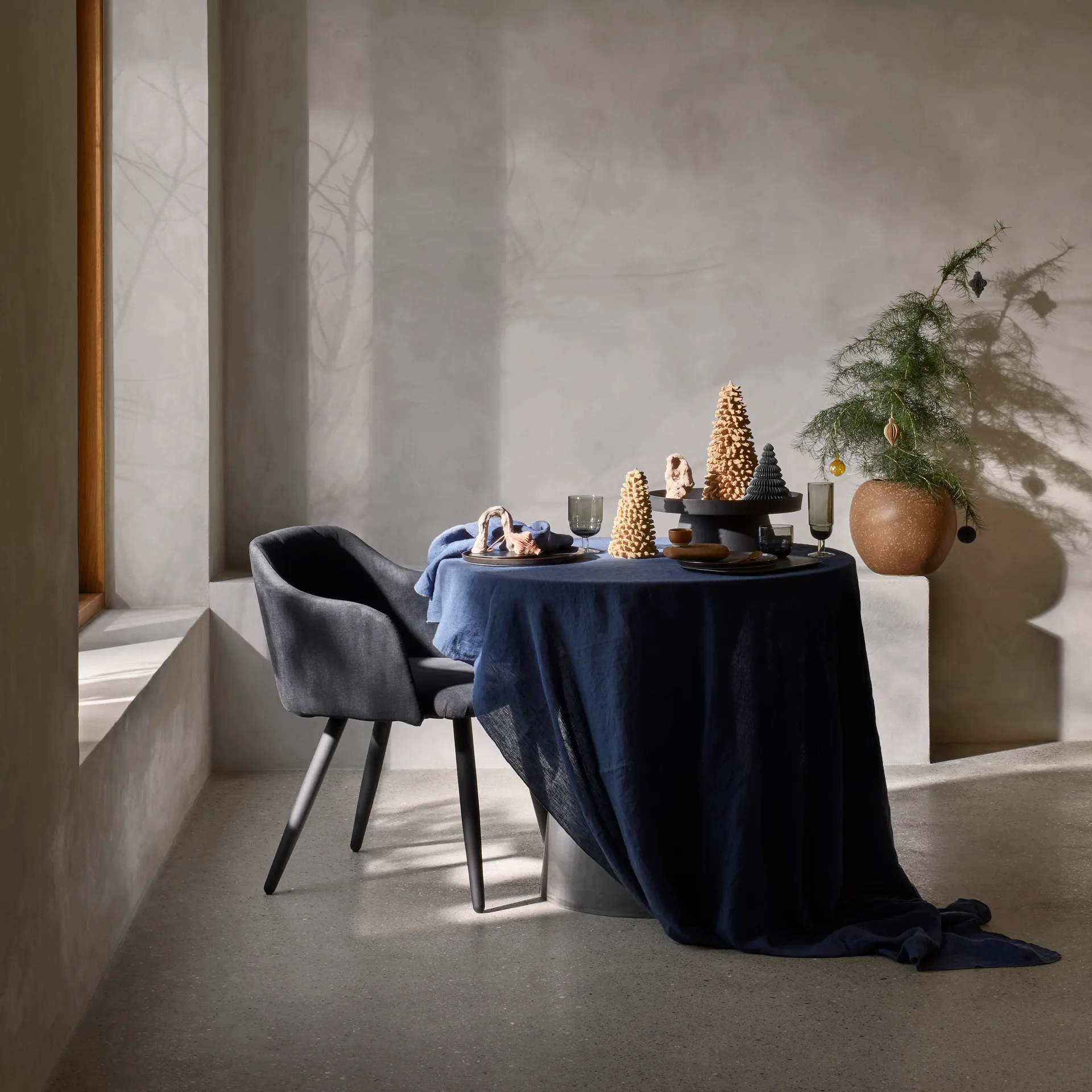 Tovaglia Gracie 160x300 cm, blu scuro Broste Copenhagen