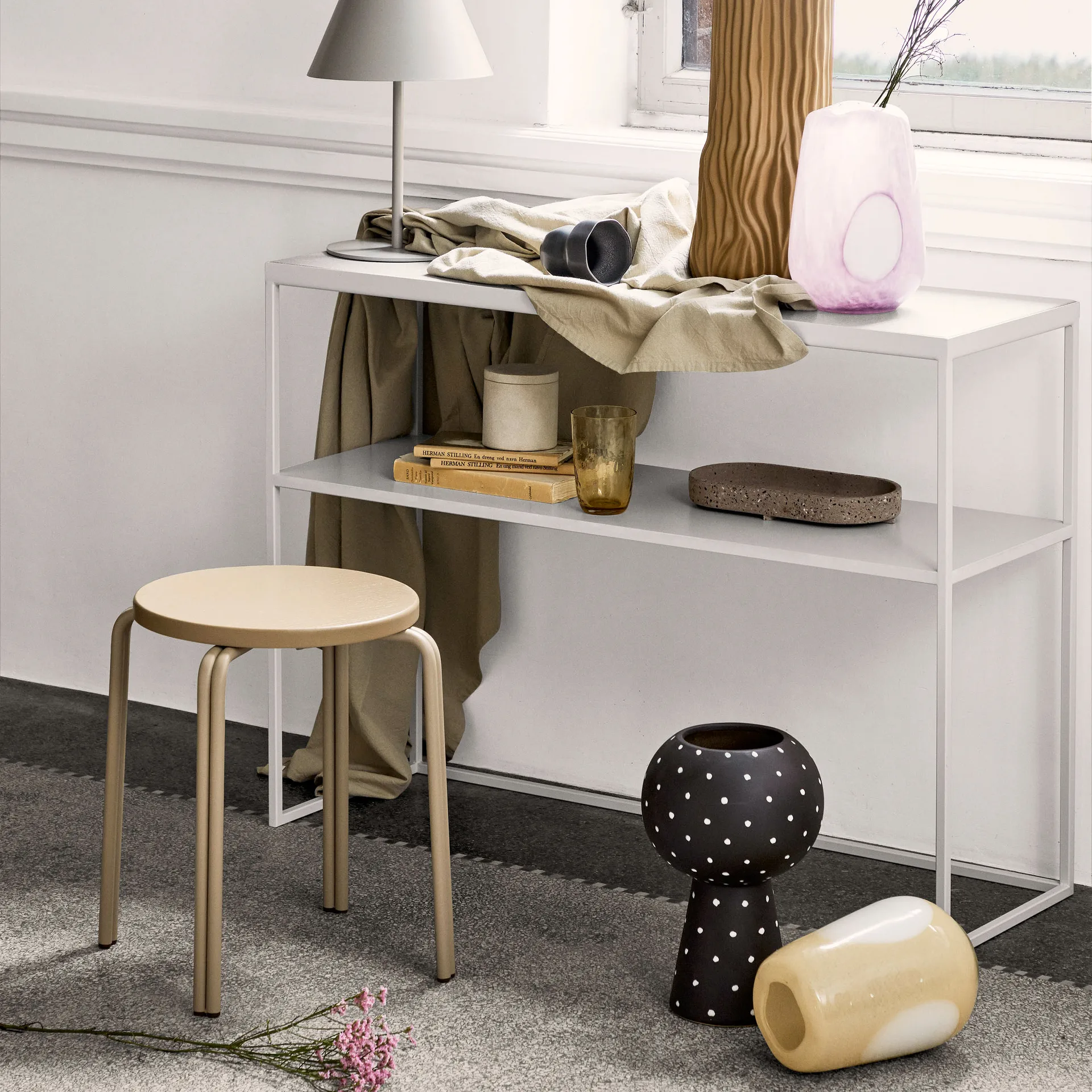 Vaso in ceramica Bella con piede 35 cm, turkish coffee black Broste Copenhagen