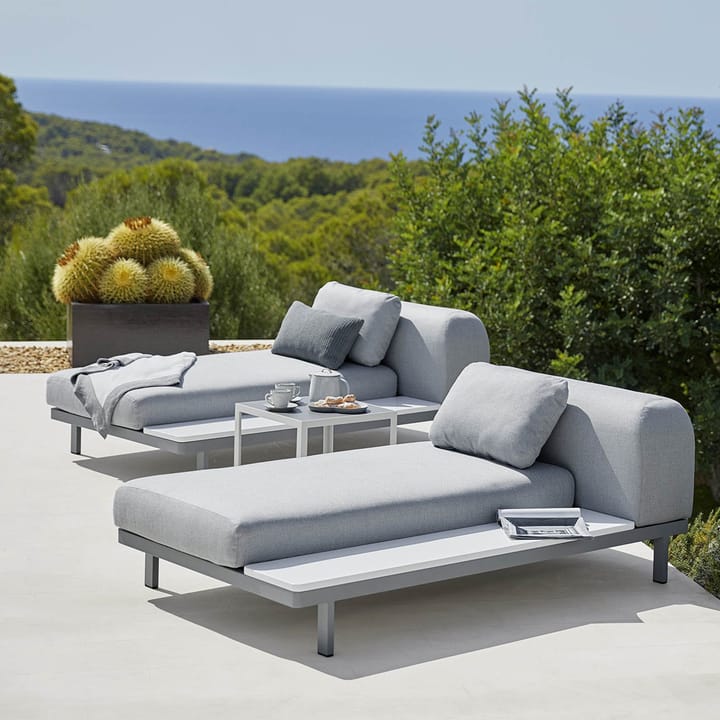 Chaise longue Space grigio chiaro, Lato destro lungo pannello laterale in teak-grigio con supporto in alluminio Cane-line