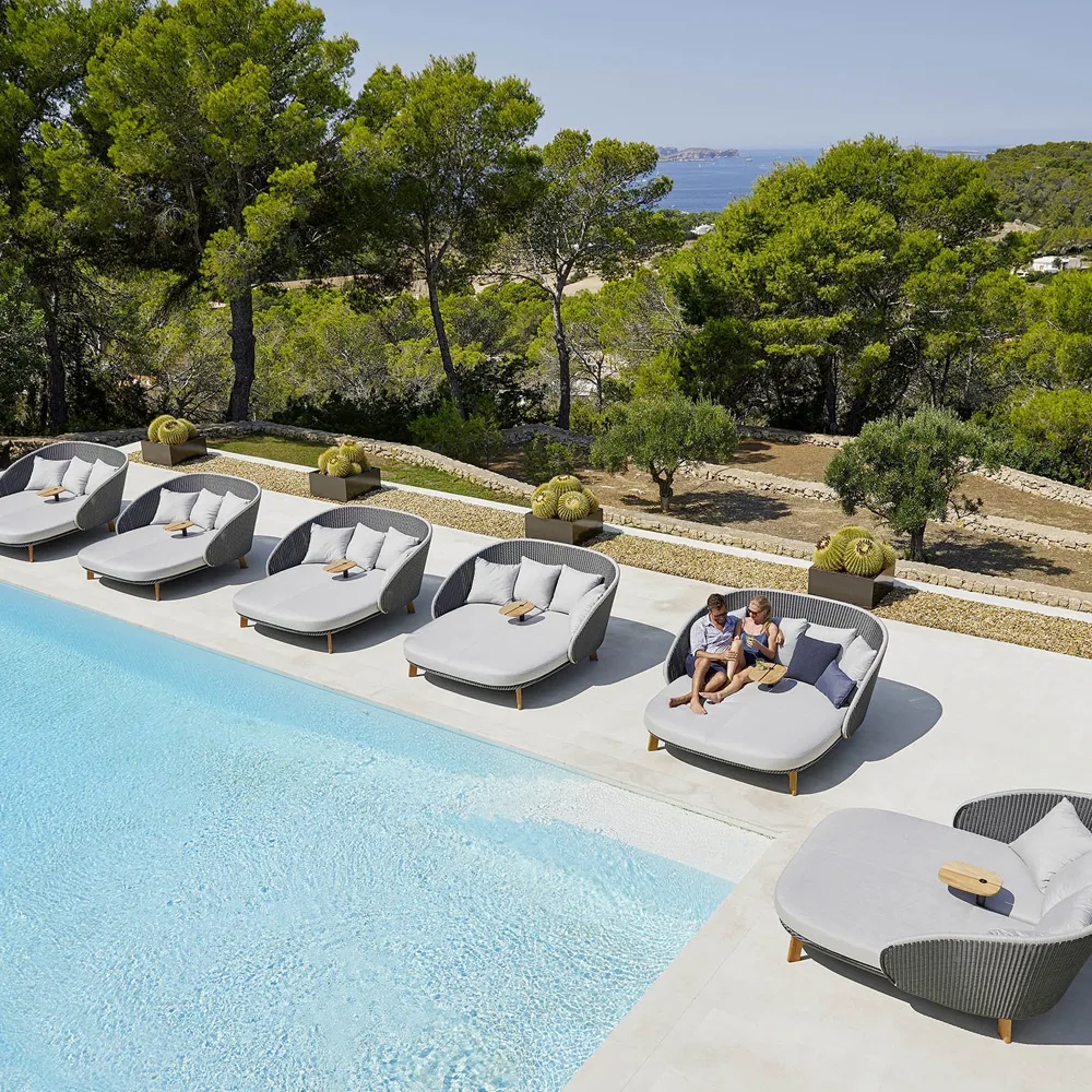 Lettino da sole Peacock Weave, Cane-Line Natté grigio/chiaro grigio, incluso cuscini grigi chiari & tavolo Cane-line