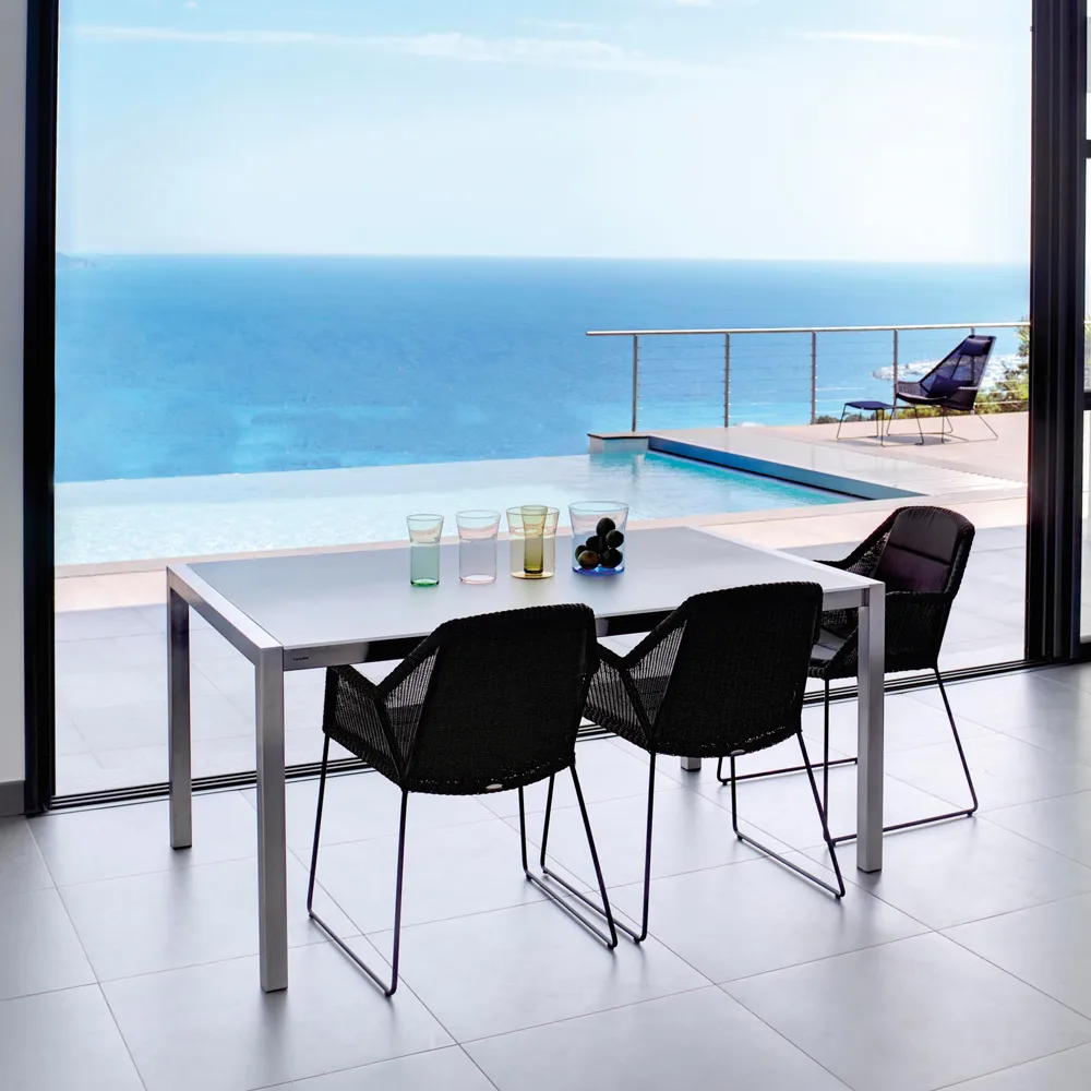 Sedia a braccioli Breeze intrecciata, Nero Cane-line