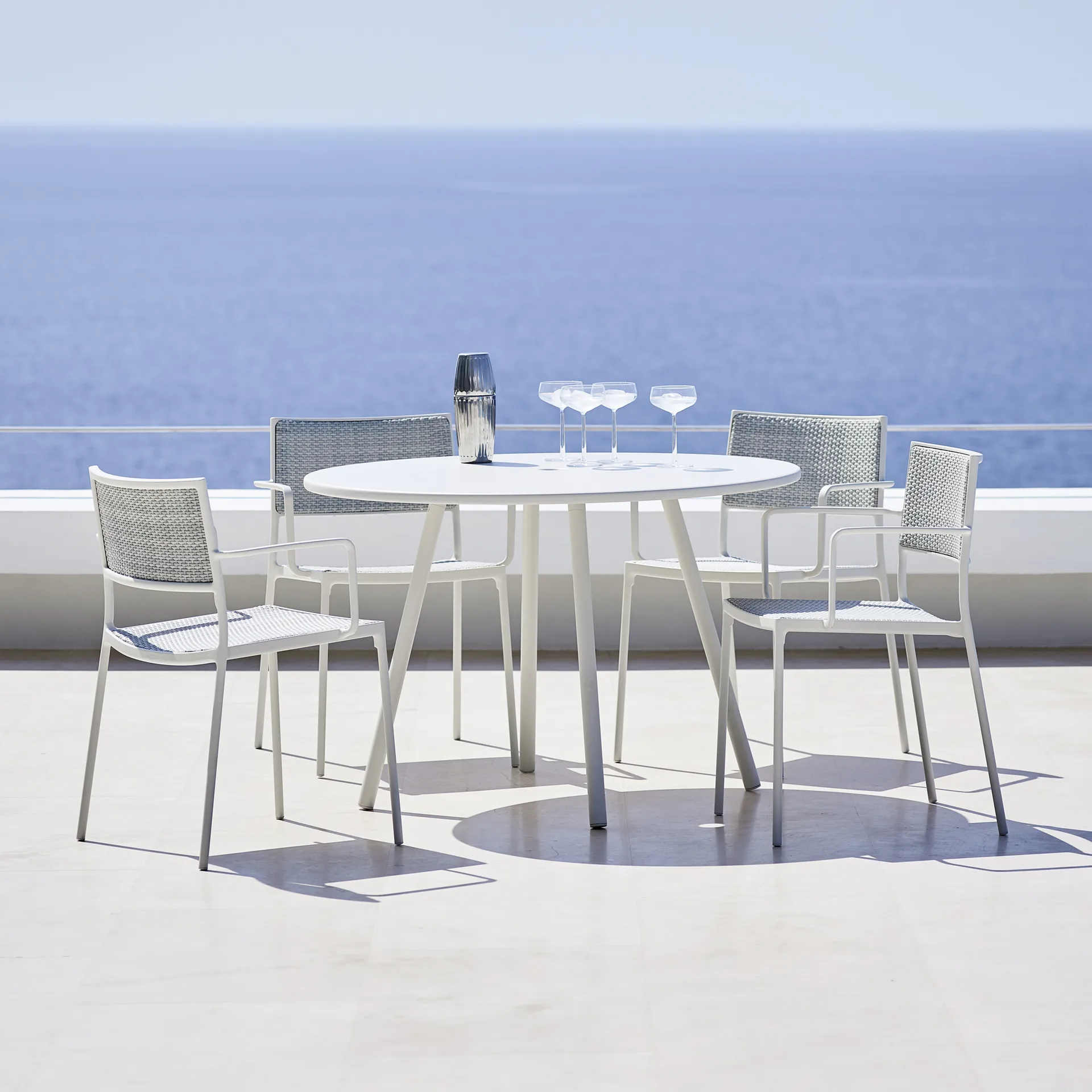 Sedia con braccioli Less, Grigio chiaro Cane-line