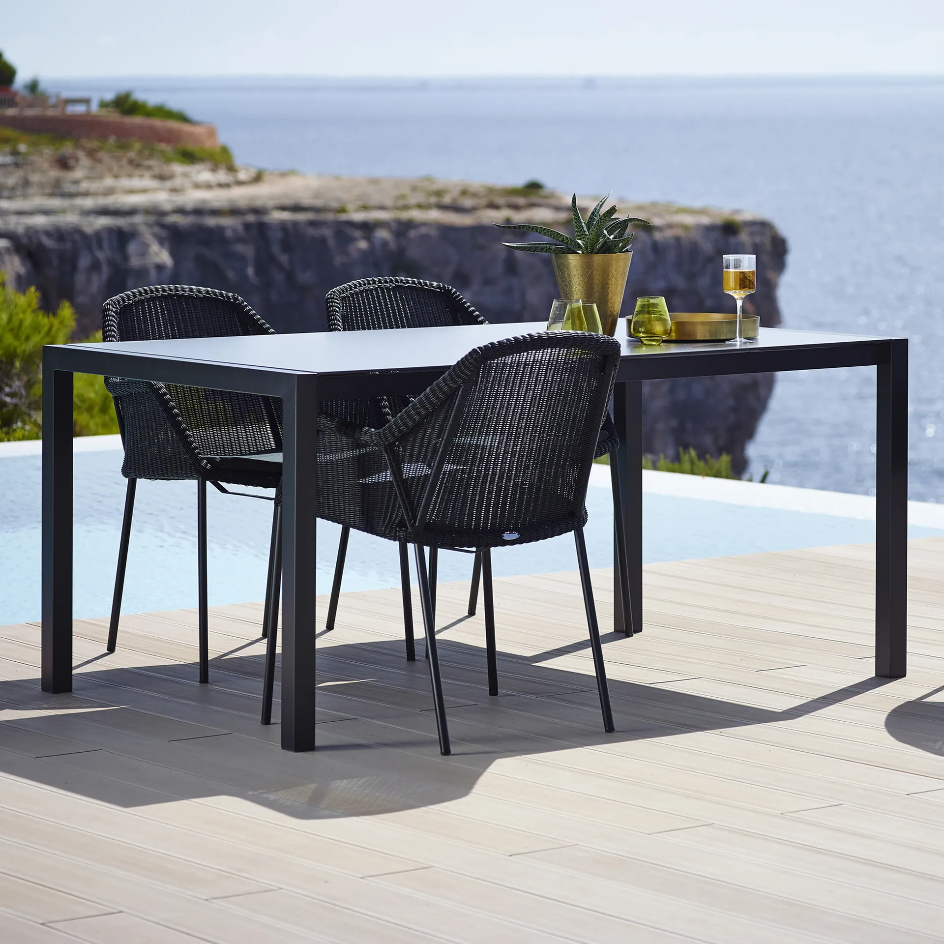 Sedia impilabile Breeze con braccioli intrecciata, Nero Cane-line