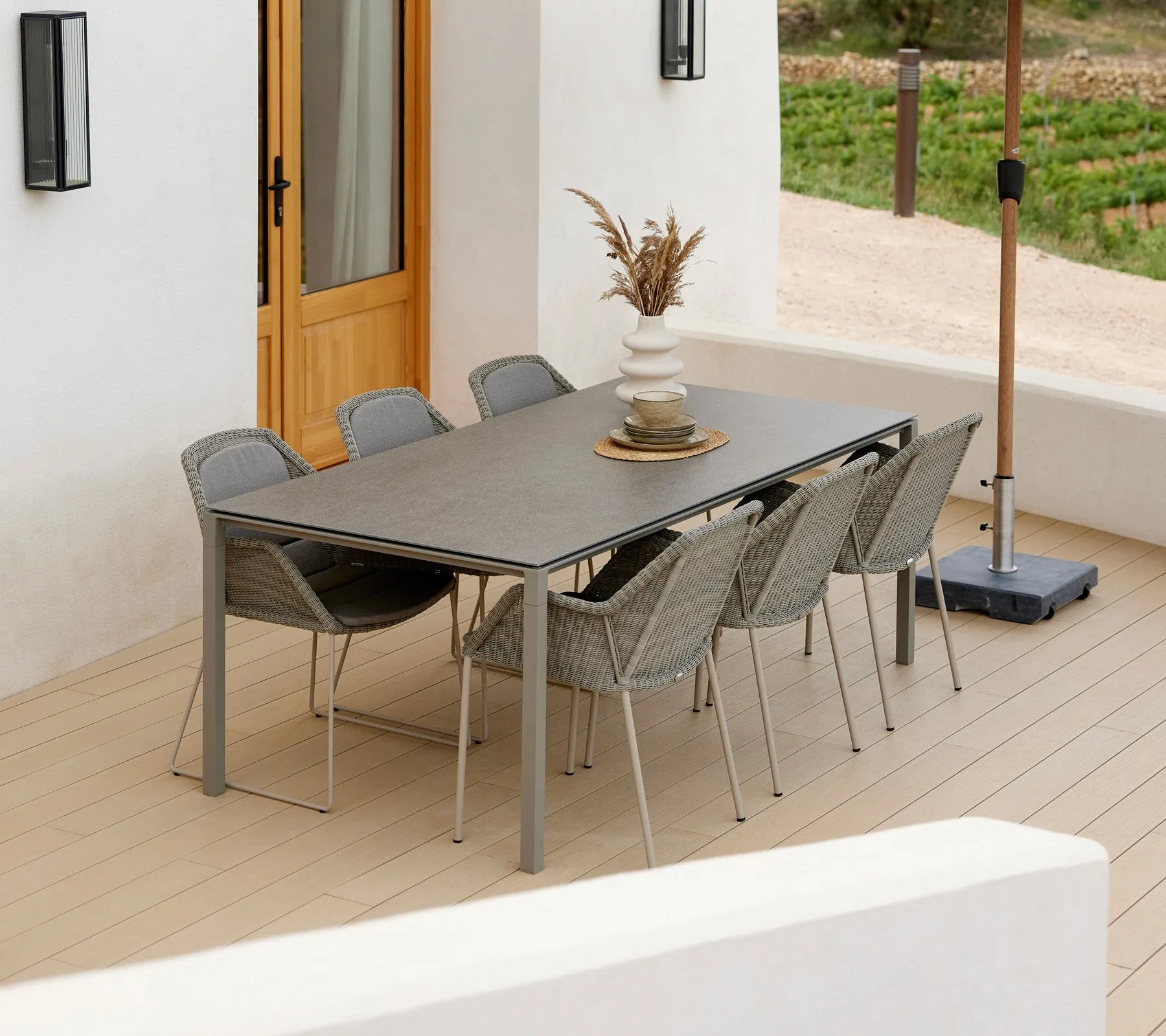 Sedia impilabile Breeze con braccioli intrecciata, Taupe Cane-line