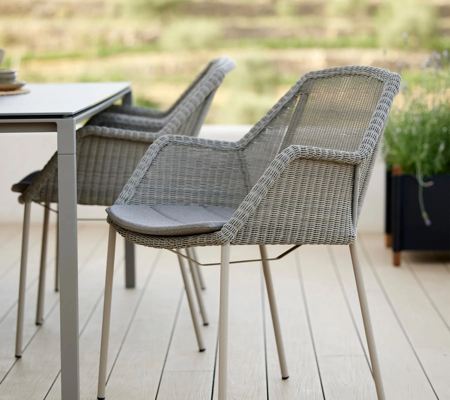 Sedia impilabile Breeze con braccioli intrecciata, Taupe Cane-line