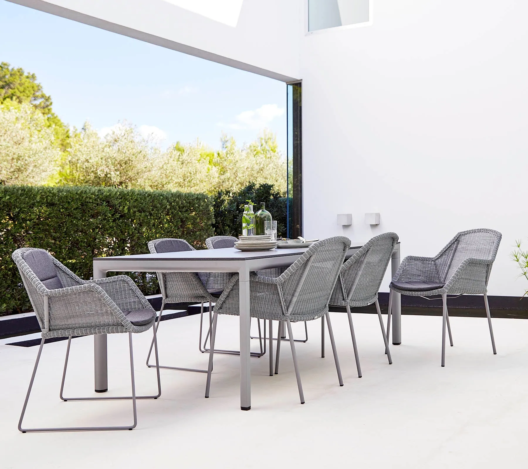 Sedia impilabile Breeze con braccioli intrecciata, Taupe Cane-line