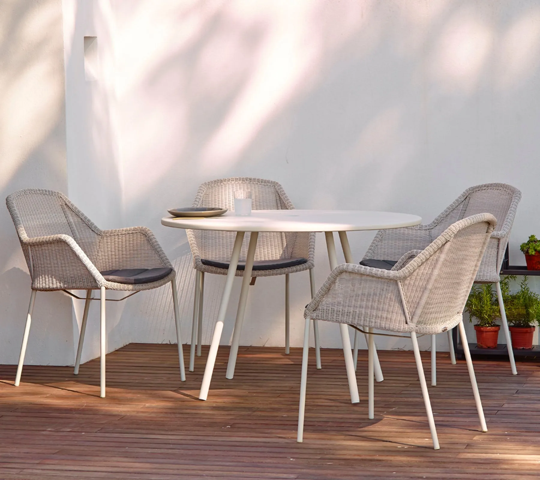 Sedia impilabile Breeze con braccioli intrecciata, Taupe Cane-line