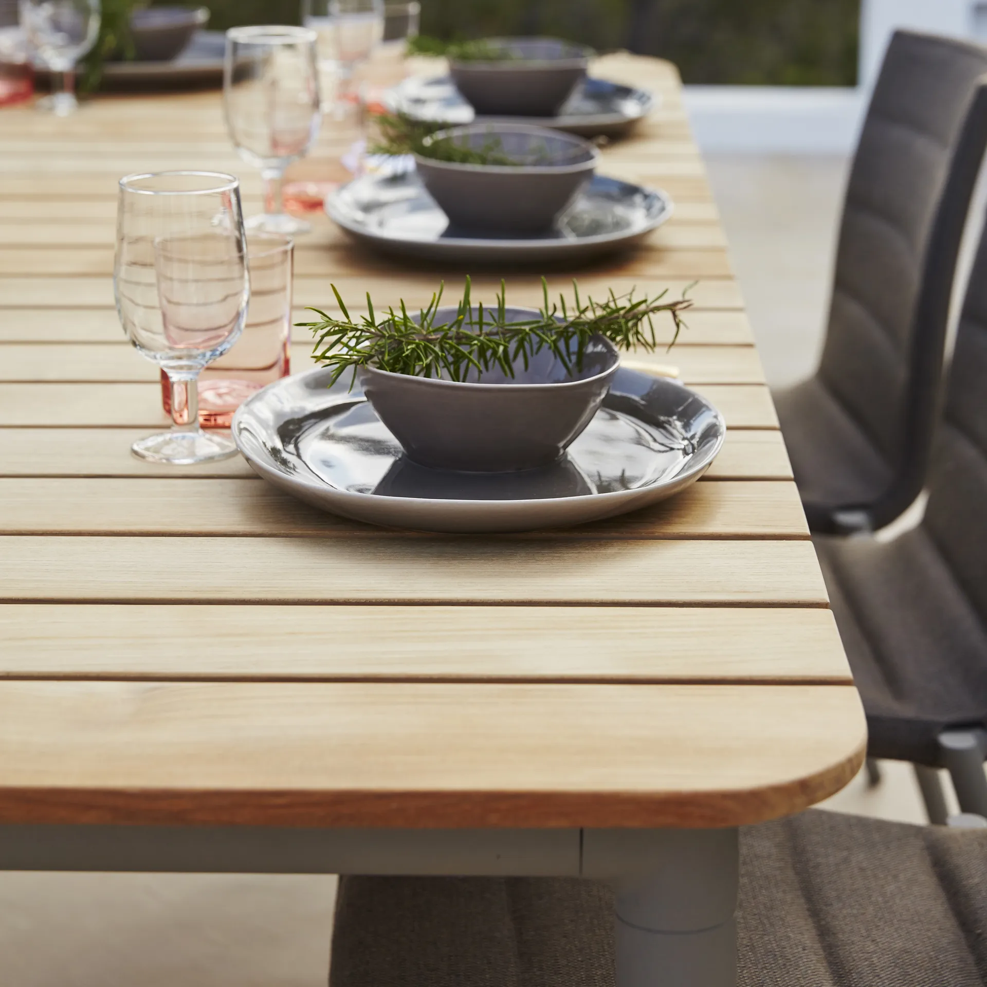 Tavolo da pranzo Core in teak 274x100x74 cm, Cavalletto grigio lava Cane-line