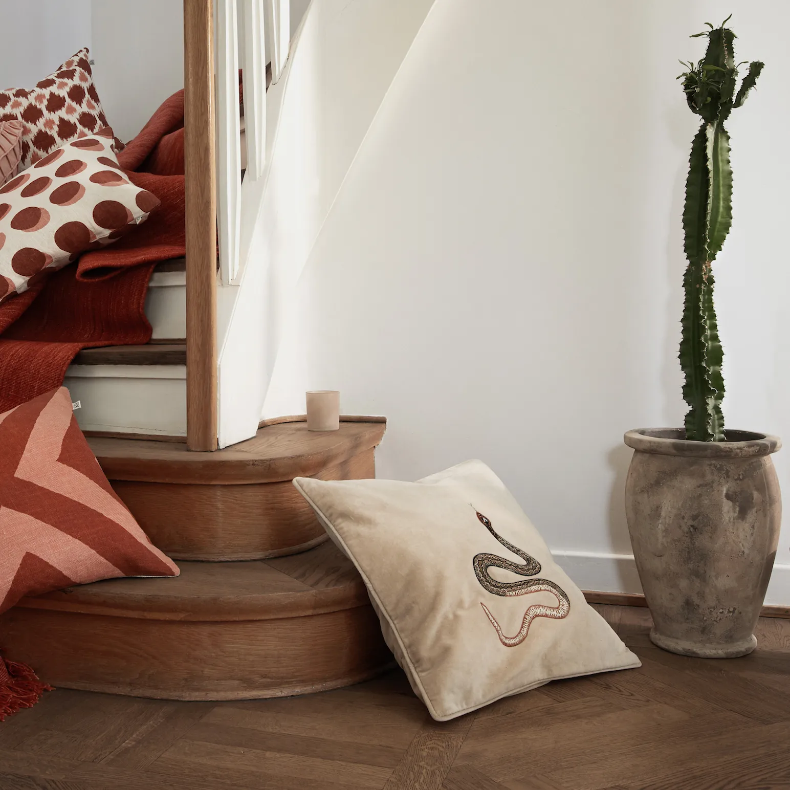 Copricuscino ricamato Embroidered Cobra 50x50 cm, Beige Chhatwal & Jonsson