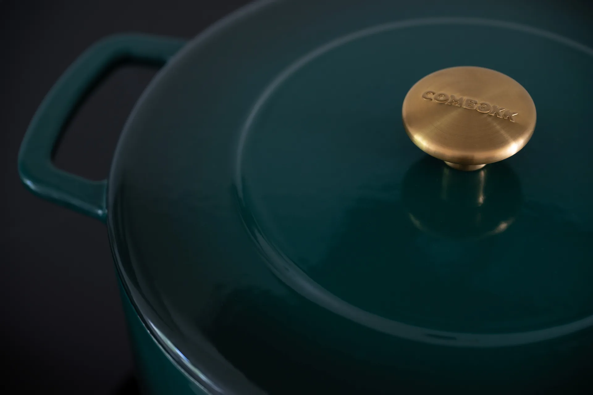 Casseruola smaltata in ghisa Combekk Ø24 cm, Verde agrifoglio con manopola dorata Combekk