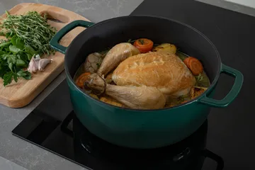 Casseruola smaltata in ghisa Combekk Ø24 cm - Verde agrifoglio con manopola dorata - Combekk