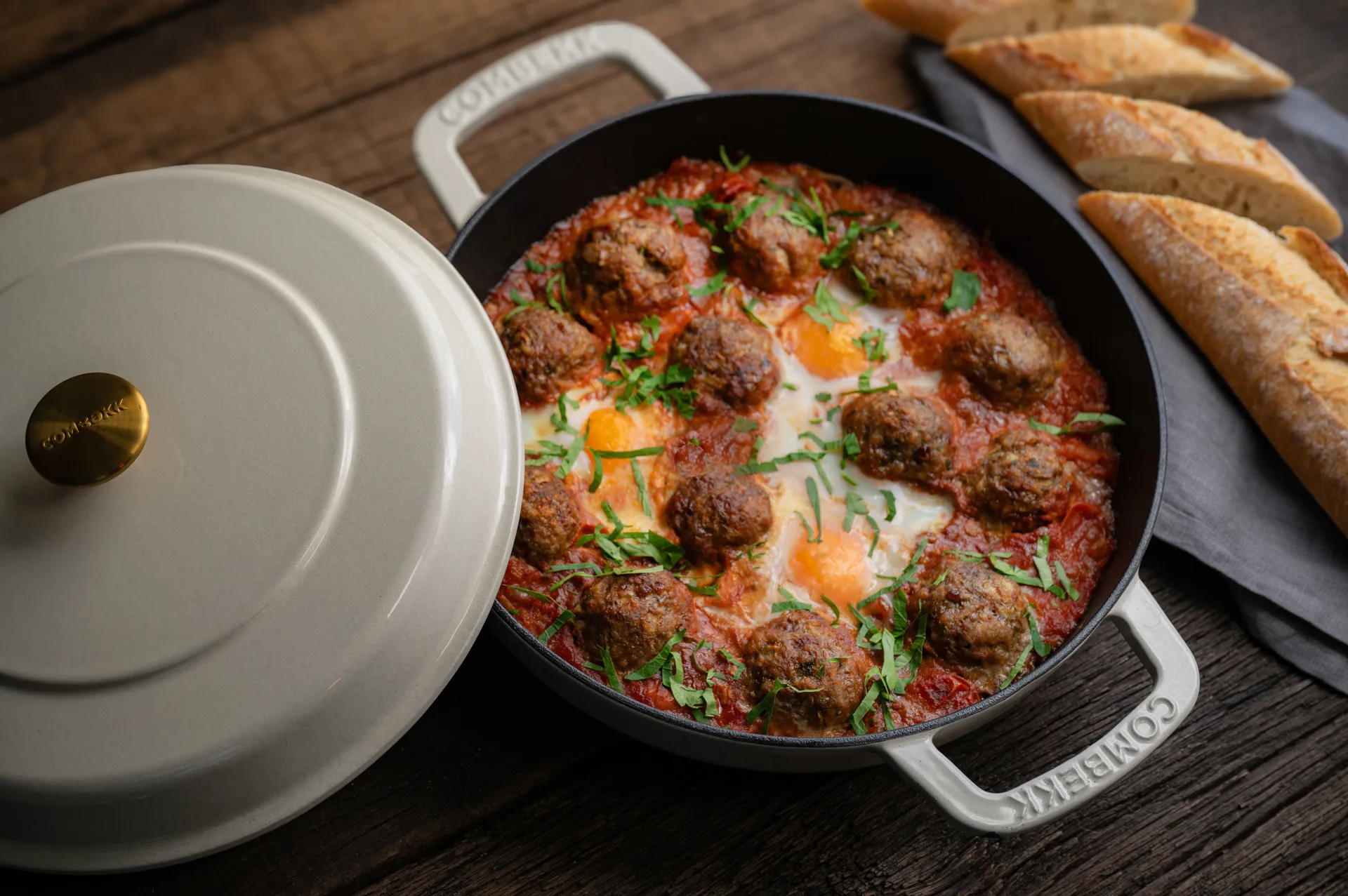 Padella smaltata in ghisa Combekk Ø28 cm, Sabbia con manopola dorata Combekk