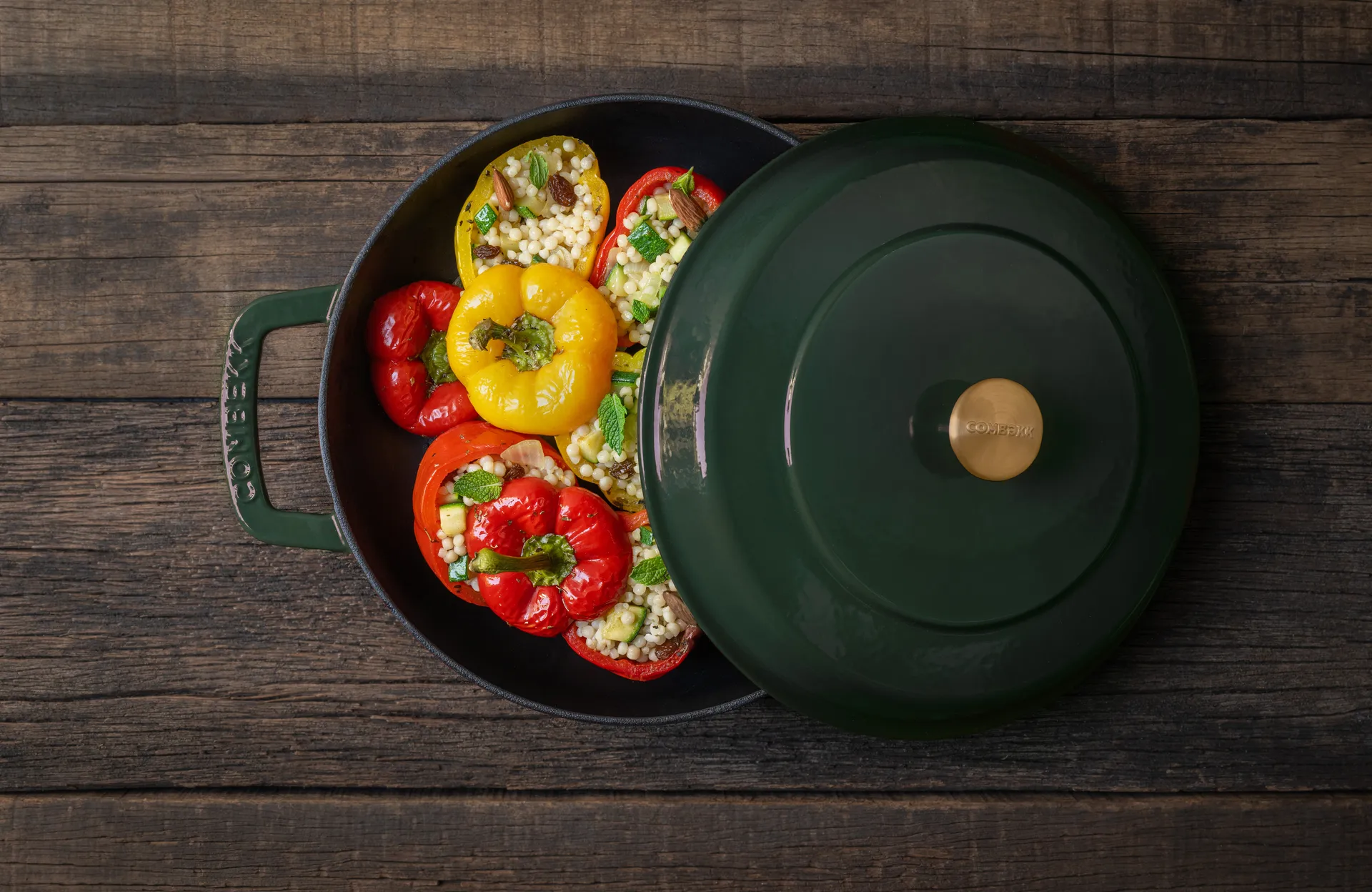 Padella smaltata in ghisa Combekk Ø28 cm, Verde agrifoglio con manopola dorata Combekk