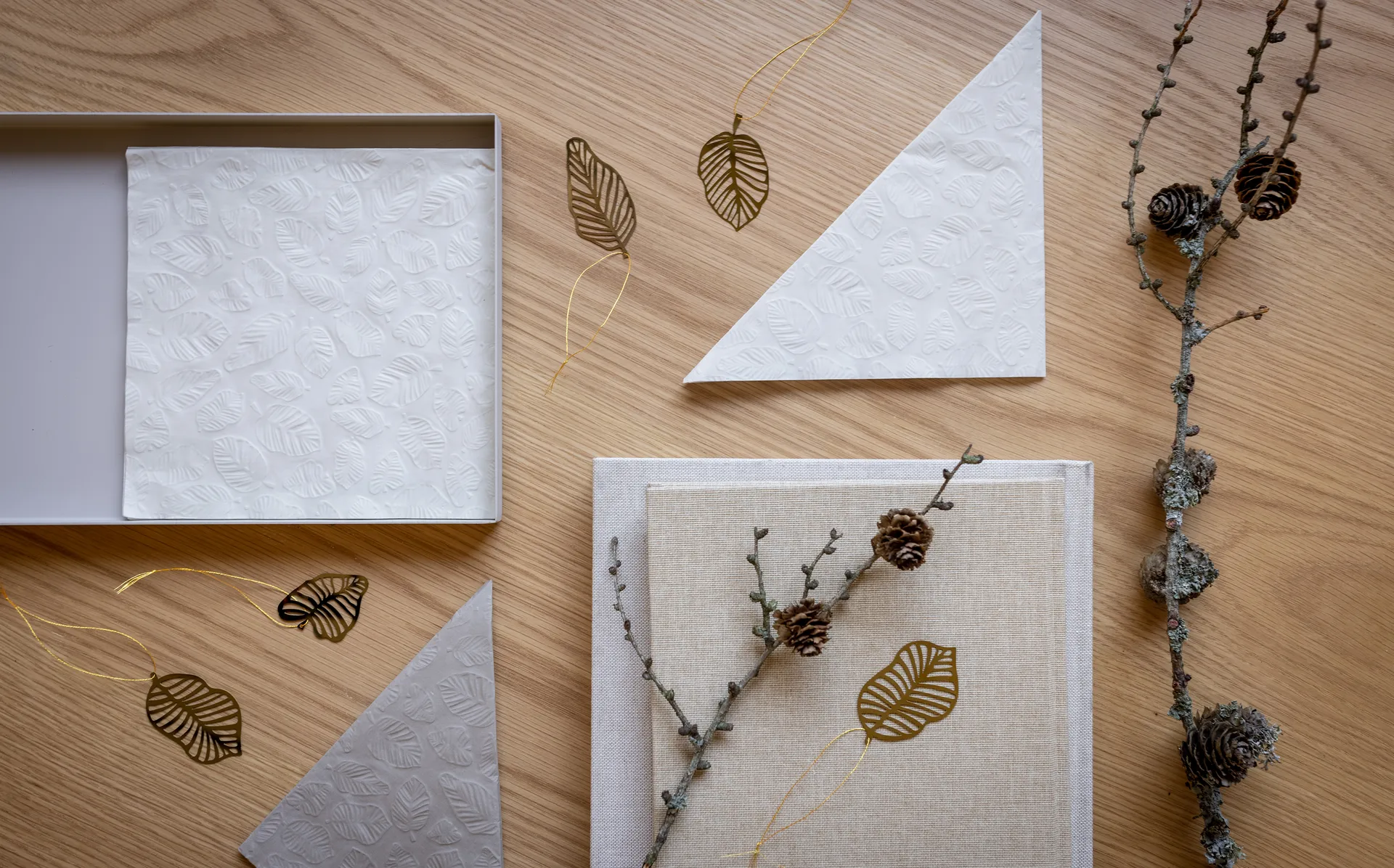 Ciondolo foglia Deco, confezione da 4, Ottone Cooee Design