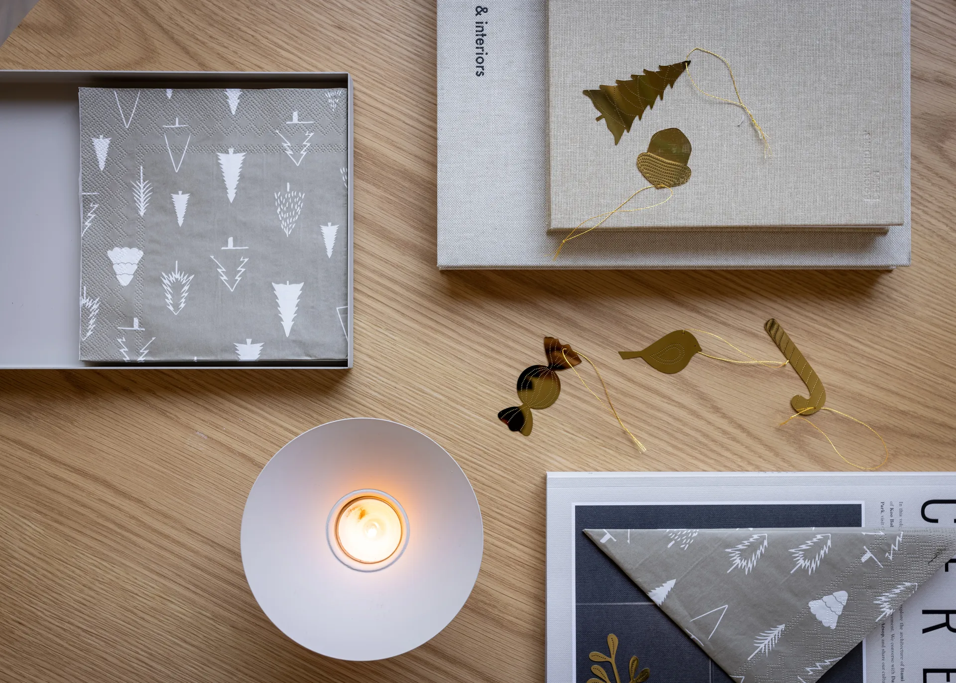 Decorazioni natalizie in ottone Cooee, confezione da 4, Ghianda Cooee Design