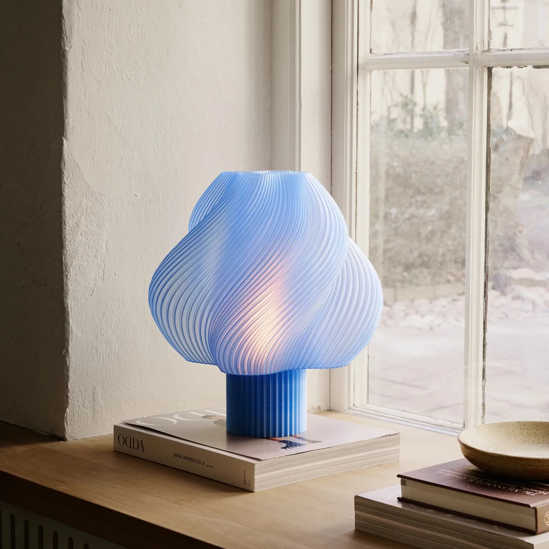 Lampada da tavolo Soft Serve, Blueberry sorbet, Grande, 34 cm Crème Atelier