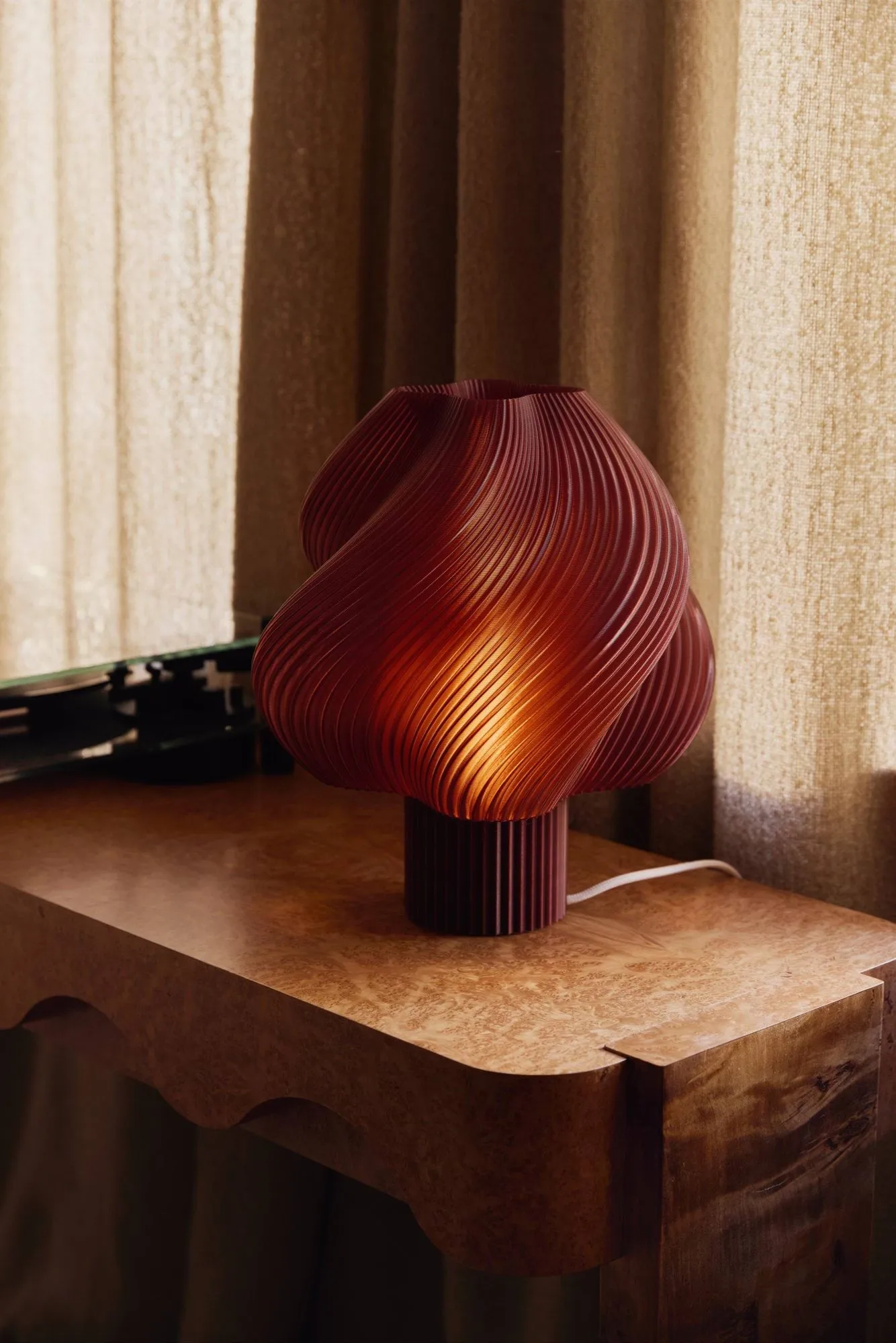 Lampada da tavolo Soft Serve, Cherry, Grande, 34 cm Crème Atelier