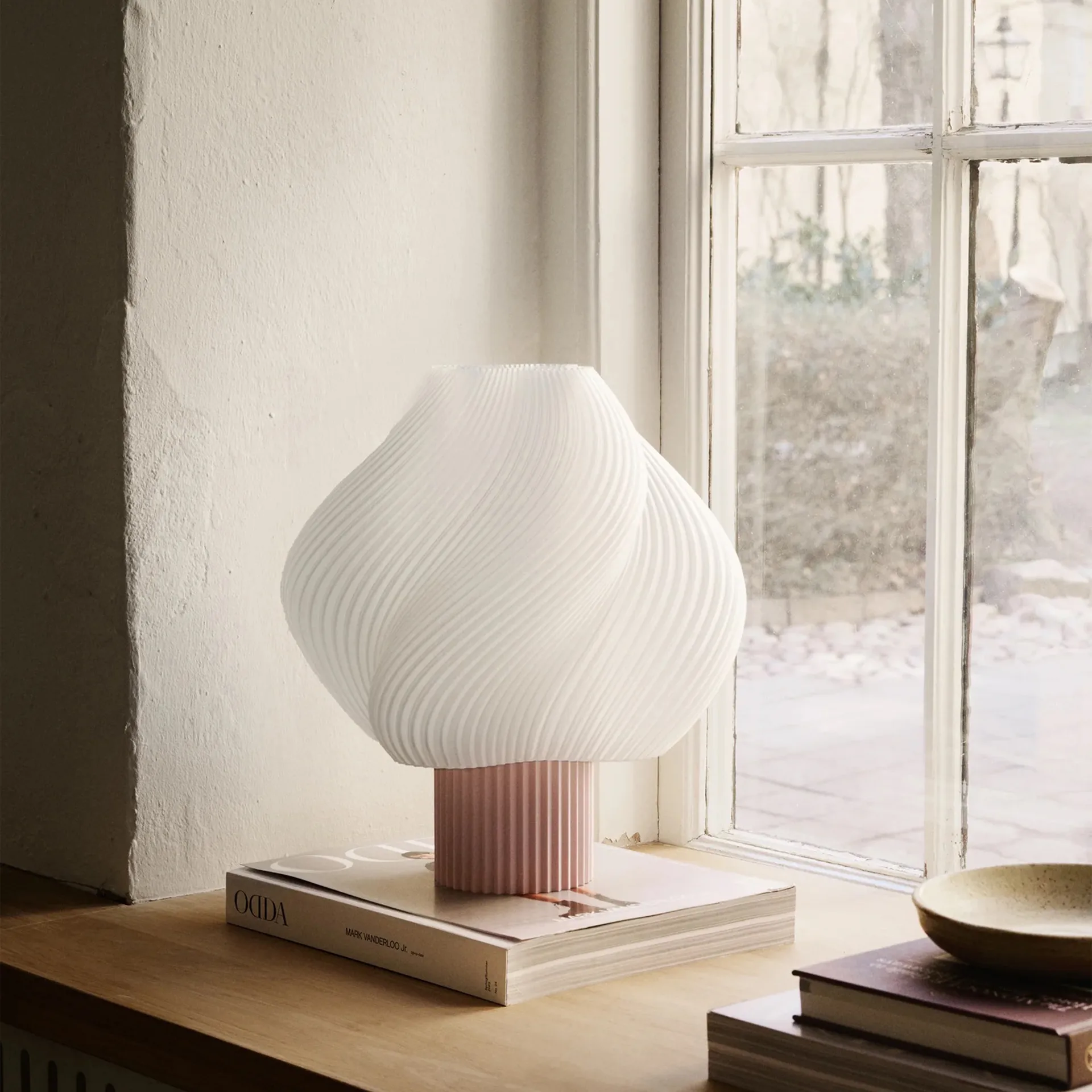 Lampada da tavolo Soft Serve, Fragola selvatica, Grande, 34 cm Crème Atelier