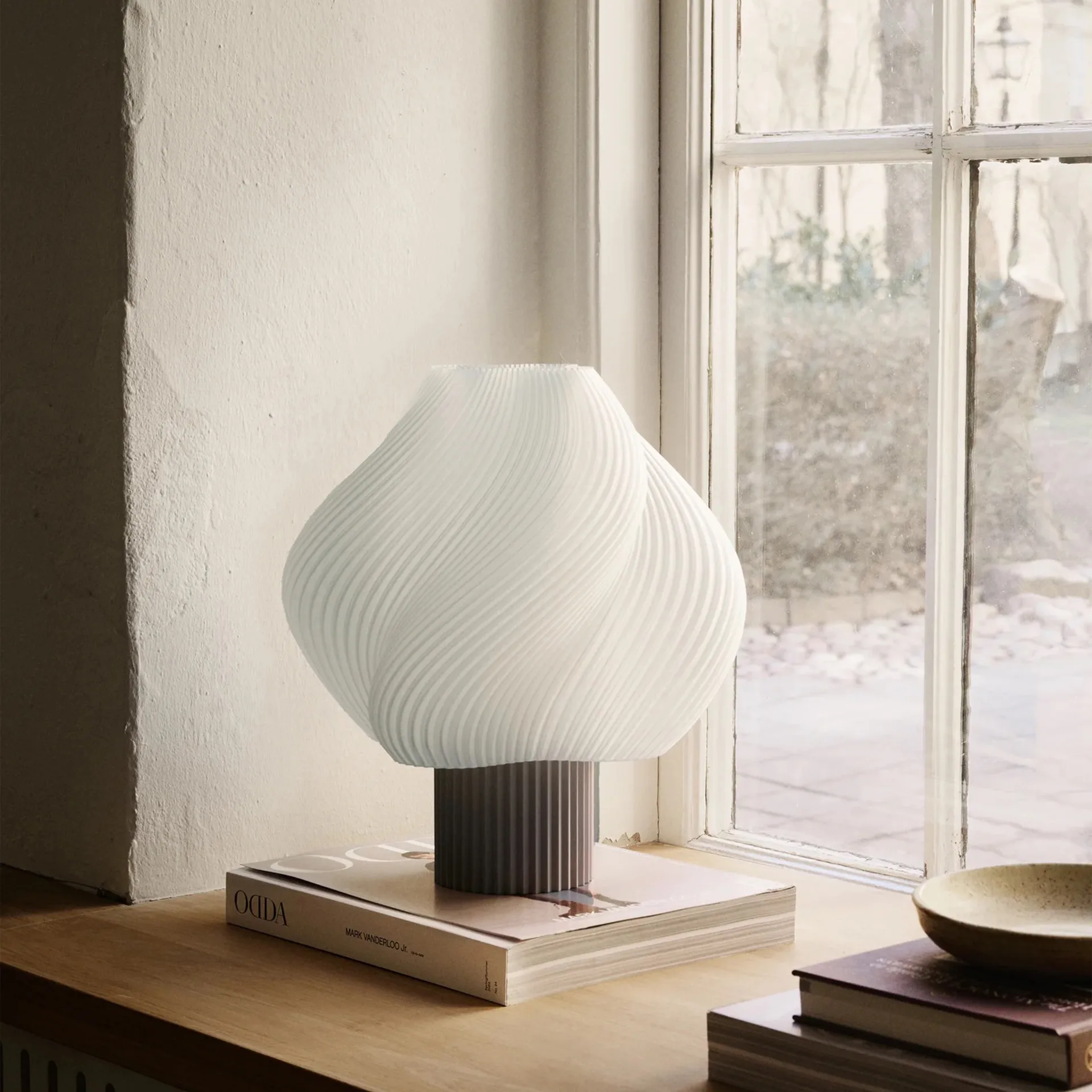 Lampada da tavolo Soft Serve, Mocha, Grande, 34 cm Crème Atelier