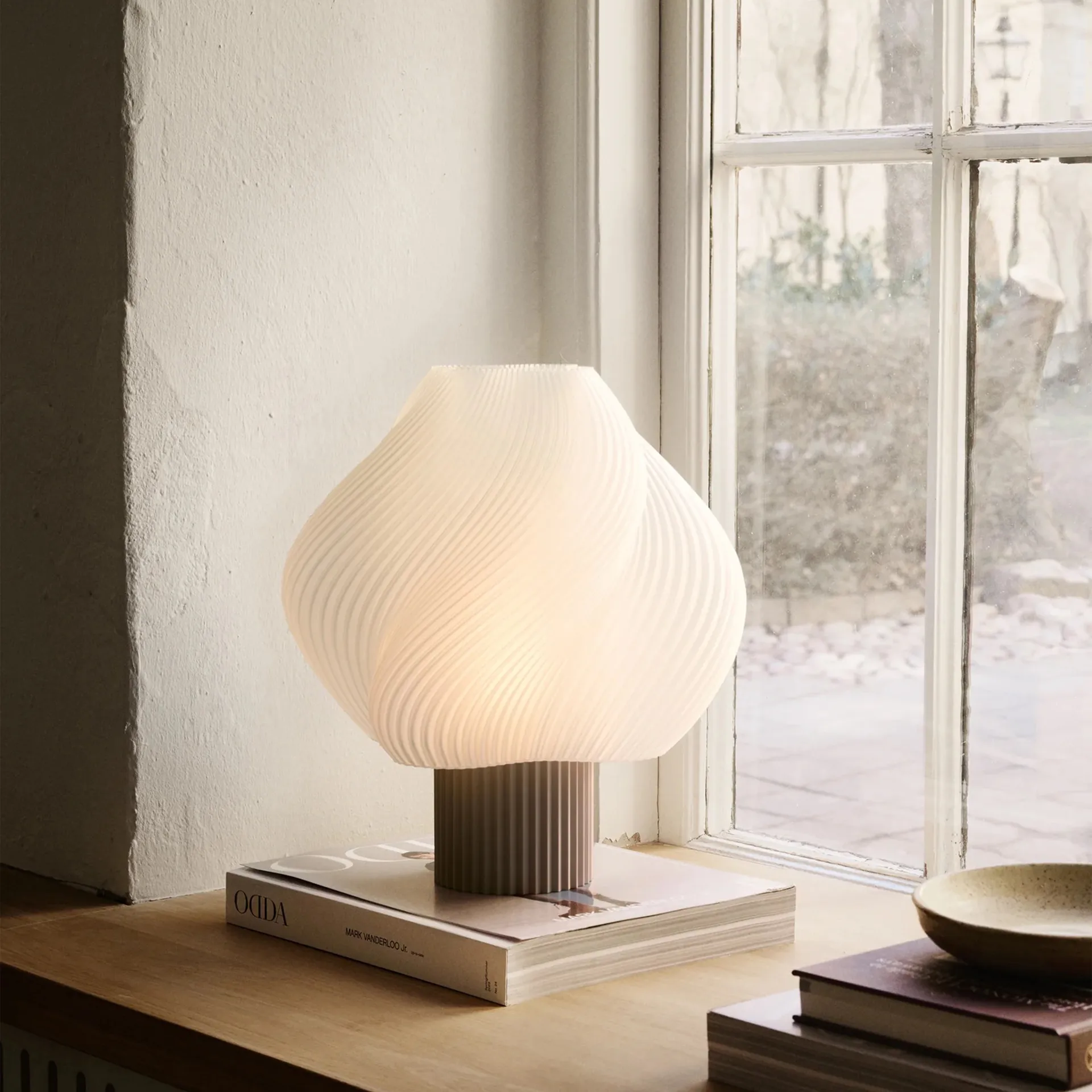 Lampada da tavolo Soft Serve, Mocha, Grande, 34 cm Crème Atelier