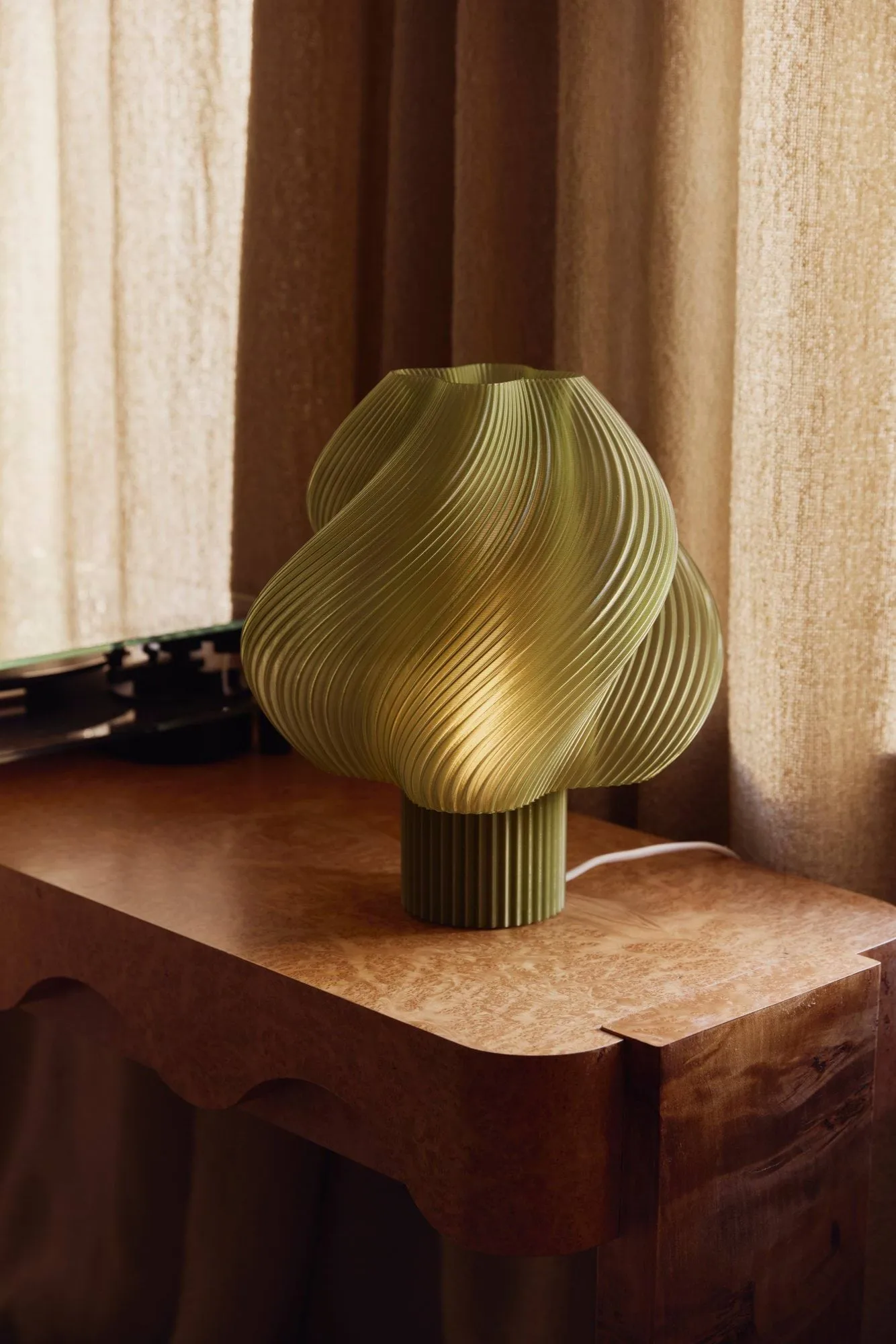 Lampada da tavolo Soft Serve, Olive, Grande, 34 cm Crème Atelier