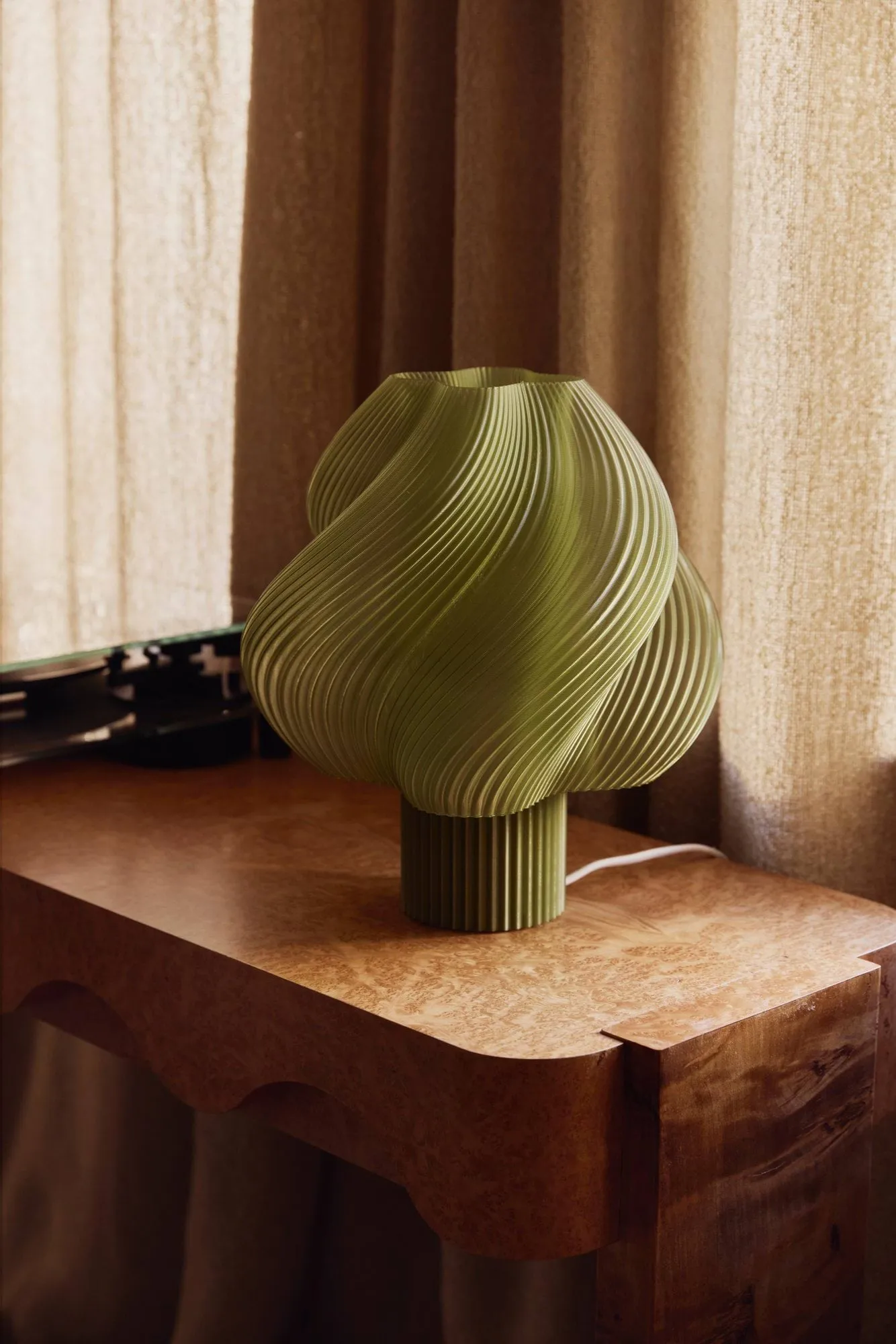 Lampada da tavolo Soft Serve, Olive, Grande, 34 cm Crème Atelier
