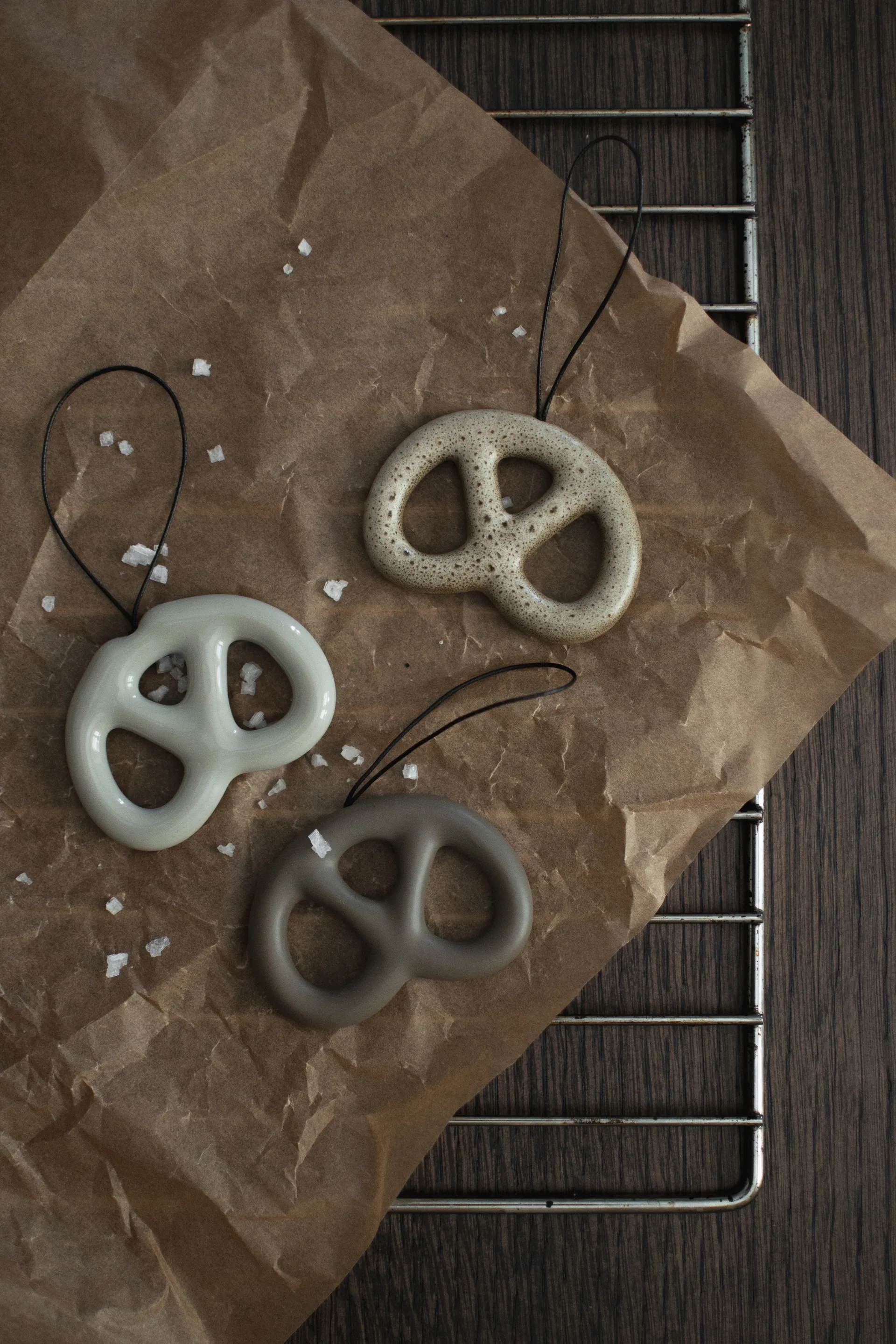 Decorazione da appendere a forma di pretzel, Dust DBKD