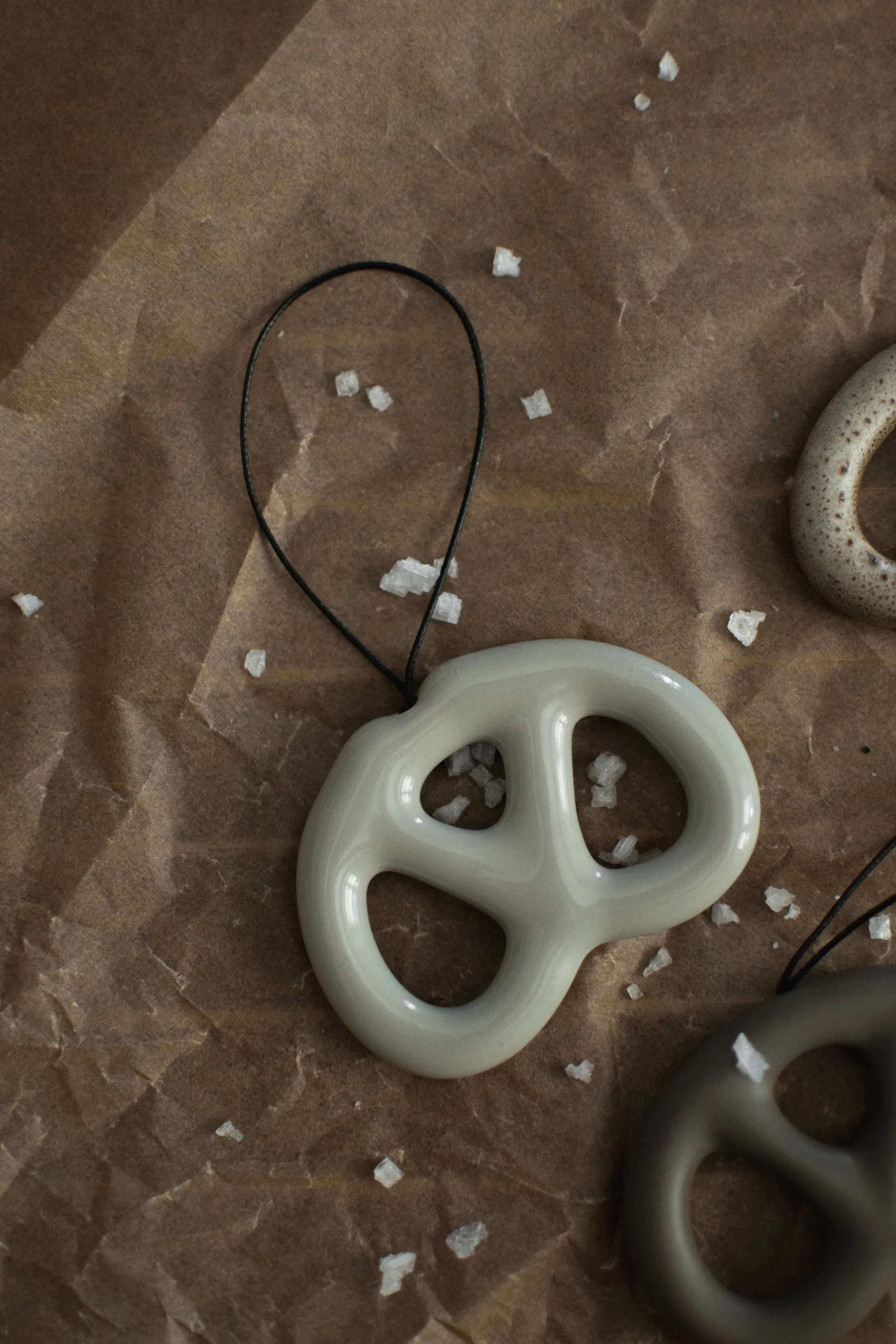 Decorazione da appendere a forma di pretzel, Shiny mole DBKD