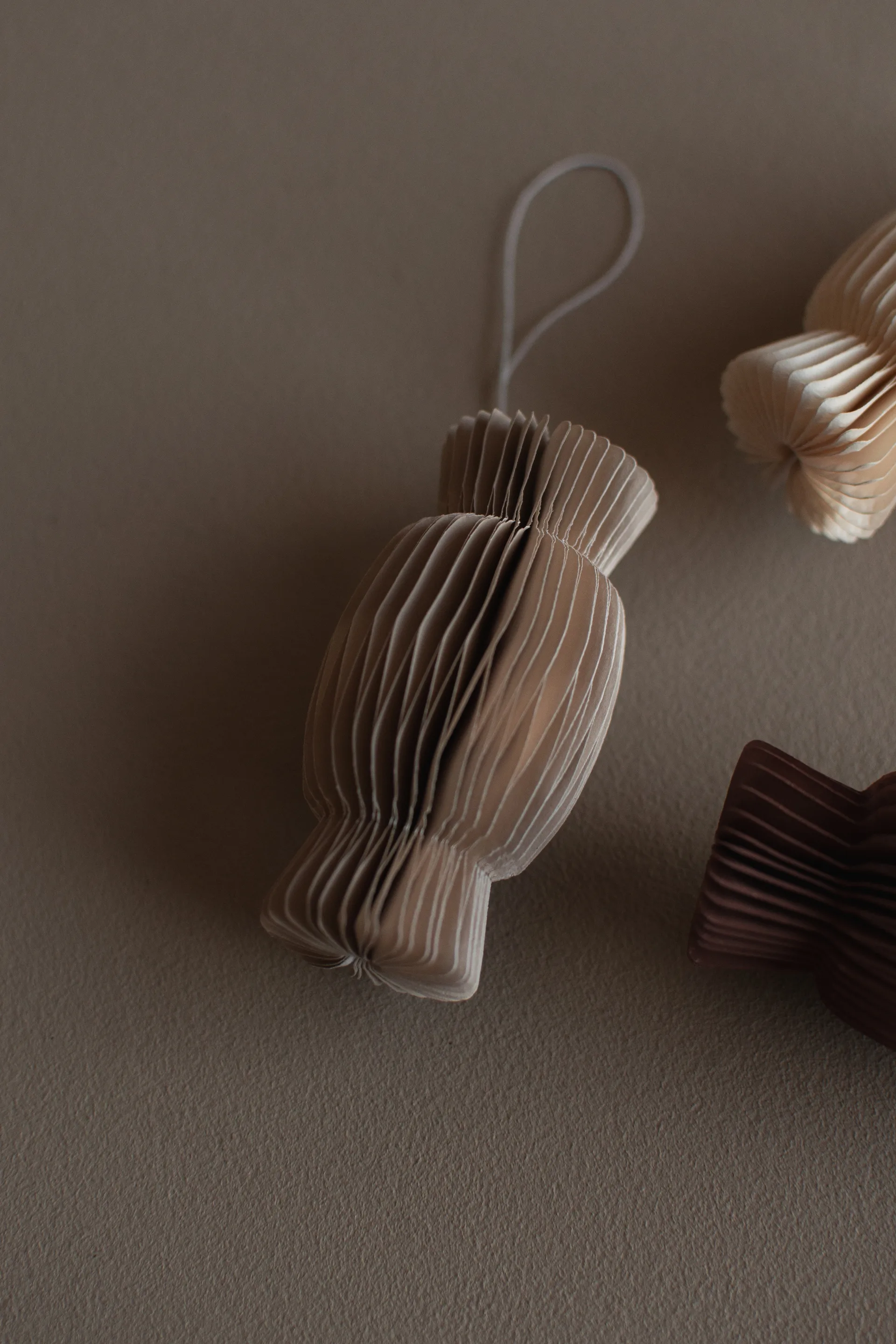 Decorazione natalizia di carta a forma di caramella, Beige DBKD