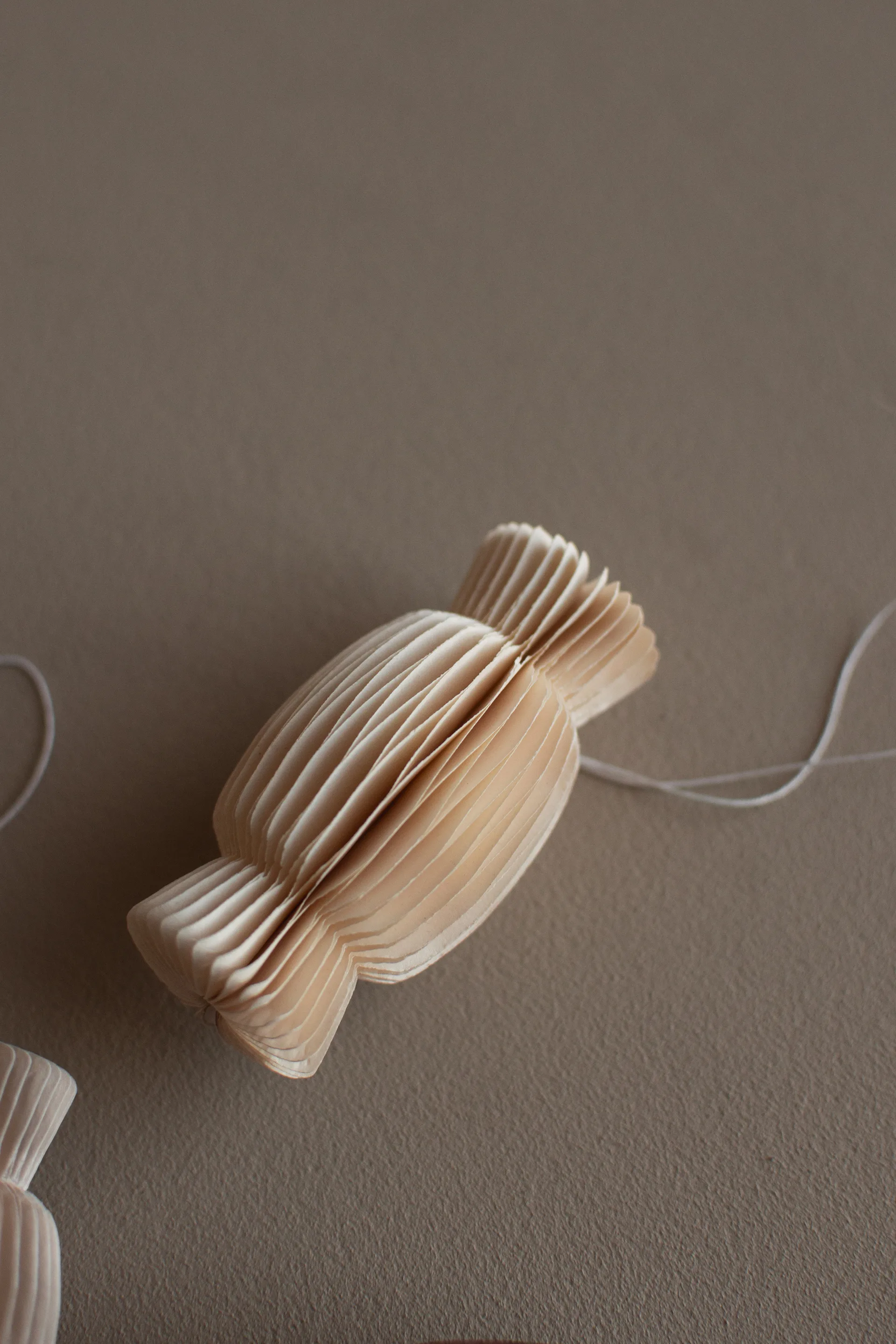 Decorazione natalizia di carta a forma di caramella, Bianco DBKD