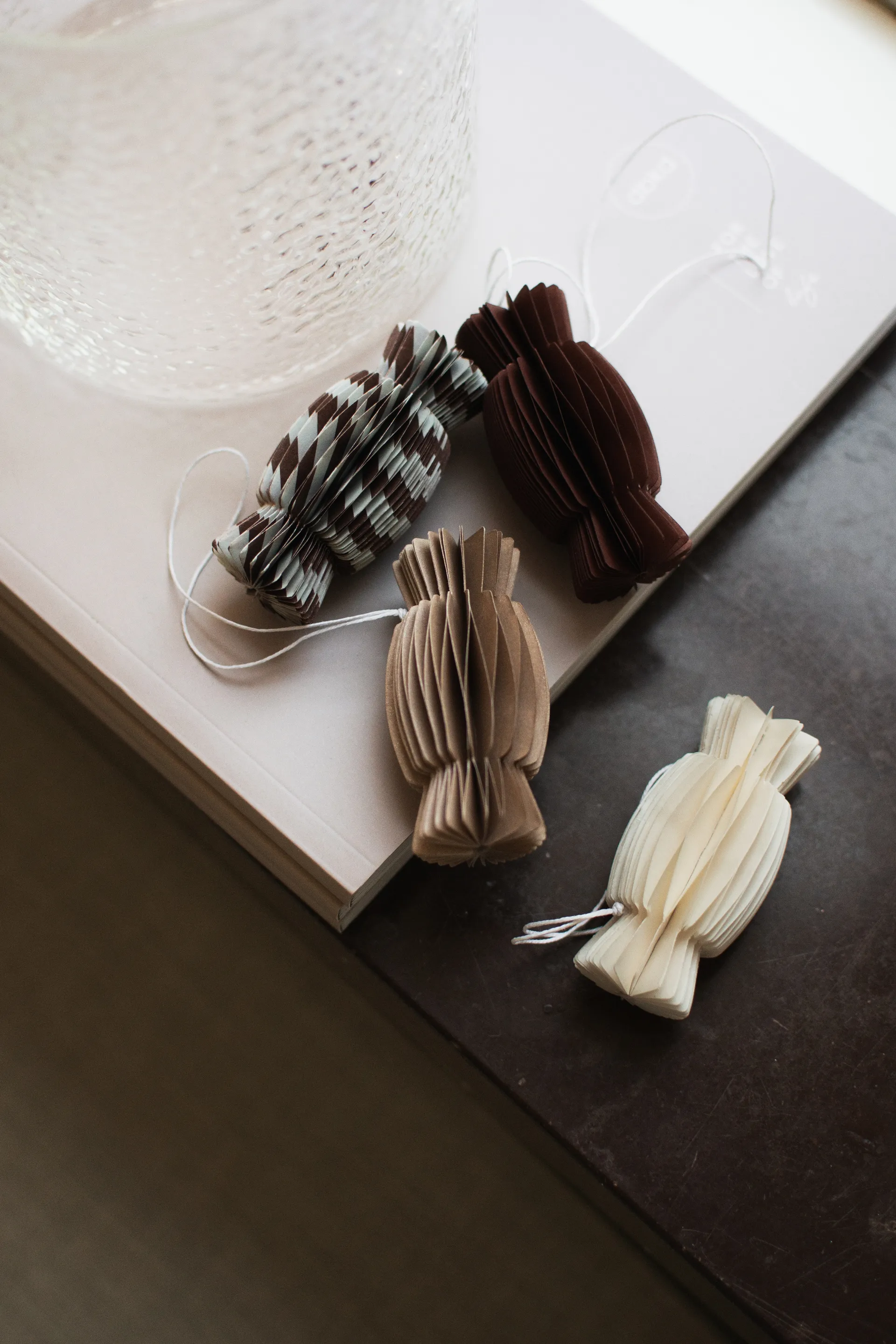 Decorazione natalizia di carta a forma di caramella, Rosso scuro DBKD