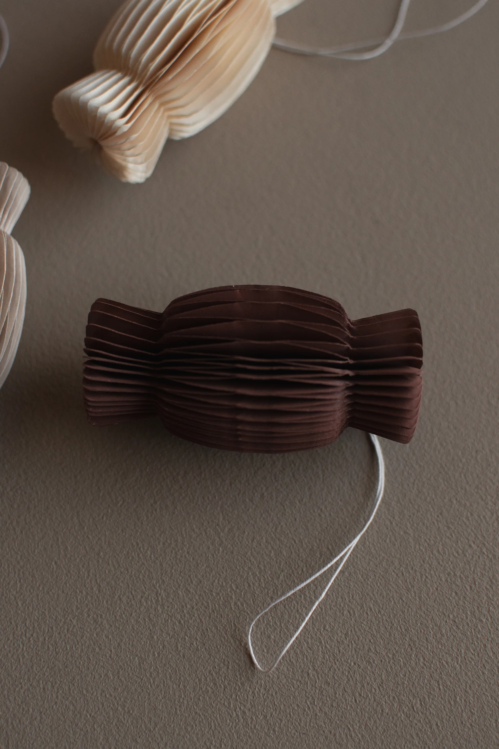 Decorazione natalizia di carta a forma di caramella, Rosso scuro DBKD